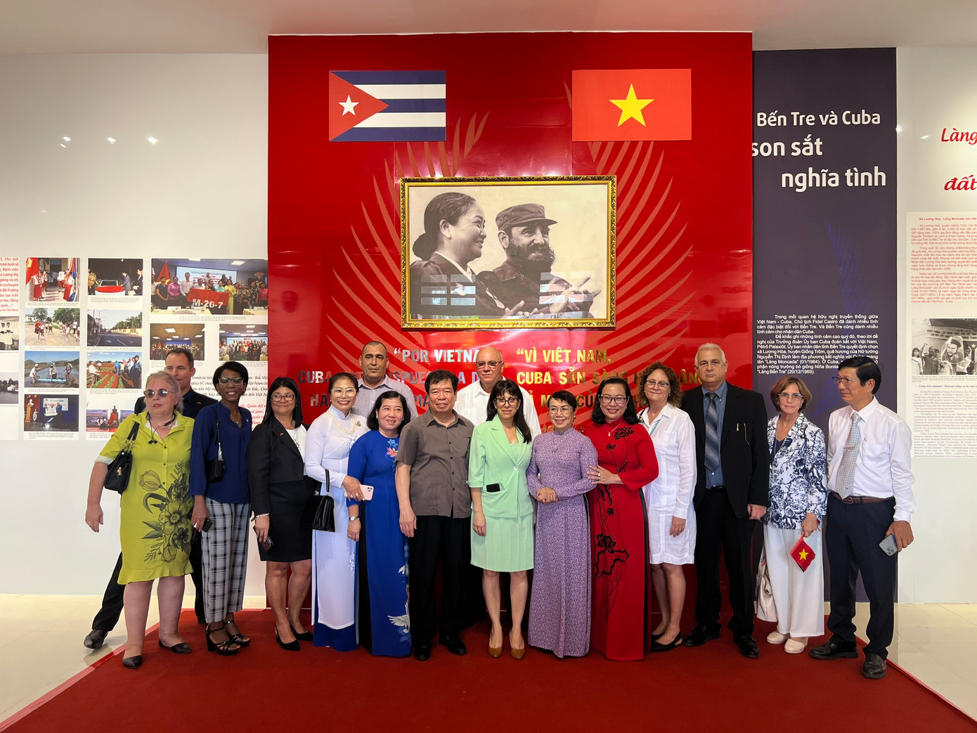 Các đại biểu chụp ảnh lưu niệm tại buổi lễ. Ảnh: P.V