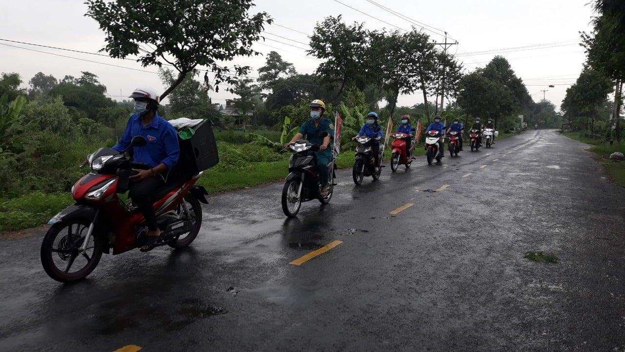 Bên cạnh đó, công tác tuyên truyền trực quan chào mừng bầu cử được các cấp bộ Đoàn tích cực đẩy mạnh triển khai thông qua hệ thống pano, áp phích, băng rôn tuyên truyền. Từ đầu tháng 4 đến ngày 23/5/2021, đoàn viên, thanh niên toàn tỉnh ra quân tuyên truyền công tác bầu cử ĐBQH khóa XV và đại biểu HĐND các cấp nhiệm kỳ 2021 – 2026 (các đoàn viên, thanh niên thành lập nhiều nhóm nhỏ, tuyên truyền lưu động bằng xe máy được gắn loa tuyên truyền lưu động, cờ phướn, khẩu hiệu tuyên truyền) đến từng tuyến đường nông thôn, cụm dân cư, chợ,.. để thông tin đến người dân về các nội dung của công tác bầu cử cũng như những quyền và nghĩa vụ của người dân khi tham gia bầu cử, tuyên truyền cao điểm vào các ngày 21, 22 và 23/5/2021, đảm bảo tất cả các tuyến đường trên địa bàn của tỉnh đều có Đoàn thanh niên đến tuyên truyền.