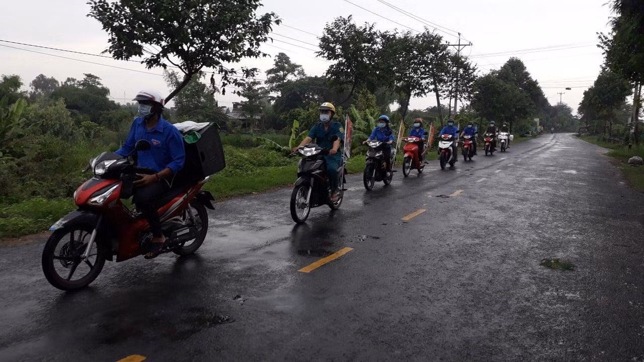 Bên cạnh đó, công tác tuyên truyền trực quan chào mừng bầu cử được các cấp bộ Đoàn tích cực đẩy mạnh triển khai thông qua hệ thống pano, áp phích, băng rôn tuyên truyền. Từ đầu tháng 4 đến ngày 23/5/2021, đoàn viên, thanh niên toàn tỉnh ra quân tuyên truyền công tác bầu cử ĐBQH khóa XV và đại biểu HĐND các cấp nhiệm kỳ 2021 – 2026 (các đoàn viên, thanh niên thành lập nhiều nhóm nhỏ, tuyên truyền lưu động bằng xe máy được gắn loa tuyên truyền lưu động, cờ phướn, khẩu hiệu tuyên truyền) đến từng tuyến đường nông thôn, cụm dân cư, chợ,.. để thông tin đến người dân về các nội dung của công tác bầu cử cũng như những quyền và nghĩa vụ của người dân khi tham gia bầu cử, tuyên truyền cao điểm vào các ngày 21, 22 và 23/5/2021, đảm bảo tất cả các tuyến đường trên địa bàn của tỉnh đều có Đoàn thanh niên đến tuyên truyền. Bên cạnh đó, công tác tuyên truyền trực quan chào mừng bầu cử được các cấp bộ Đoàn tích cực đẩy mạnh triển khai thông qua hệ thống pano, áp phích, băng rôn tuyên truyền. Từ đầu tháng 4 đến ngày 23/5/2021, đoàn viên, thanh niên toàn tỉnh ra quân tuyên truyền công tác bầu cử ĐBQH khóa XV và đại biểu HĐND các cấp nhiệm kỳ 2021 – 2026 (các đoàn viên, thanh niên thành lập nhiều nhóm nhỏ, tuyên truyền lưu động bằng xe máy được gắn loa tuyên truyền lưu động, cờ phướn, khẩu hiệu tuyên truyền) đến từng tuyến đường nông thôn, cụm dân cư, chợ,.. để thông tin đến người dân về các nội dung của công tác bầu cử cũng như những quyền và nghĩa vụ của người dân khi tham gia bầu cử, tuyên truyền cao điểm vào các ngày 21, 22 và 23/5/2021, đảm bảo tất cả các tuyến đường trên địa bàn của tỉnh đều có Đoàn thanh niên đến tuyên truyền.