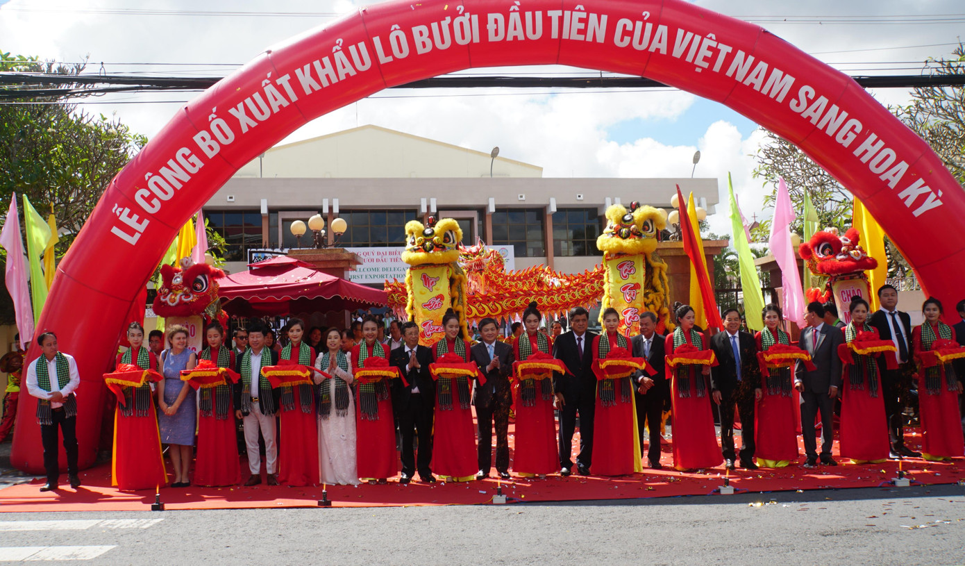 Lễ cắt băng chào mừng 40 tấn bưởi đầu tiên xuất khẩu sang Hoa Kỳ.