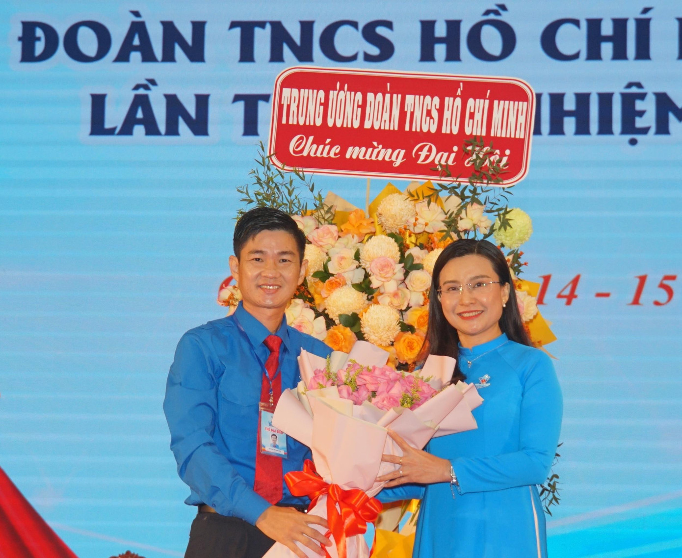Chị Nguyễn Phạm Duy Trang - Bí thư Ban Chấp hành Trung ương Đoàn, tặng hoa chúc mừng Bí thư Tỉnh Đoàn Cà Mau Nguyễn Hoàng Đạo. Chị Nguyễn Phạm Duy Trang - Bí thư Ban Chấp hành Trung ương Đoàn, tặng hoa chúc mừng Bí thư Tỉnh Đoàn Cà Mau Nguyễn Hoàng Đạo.