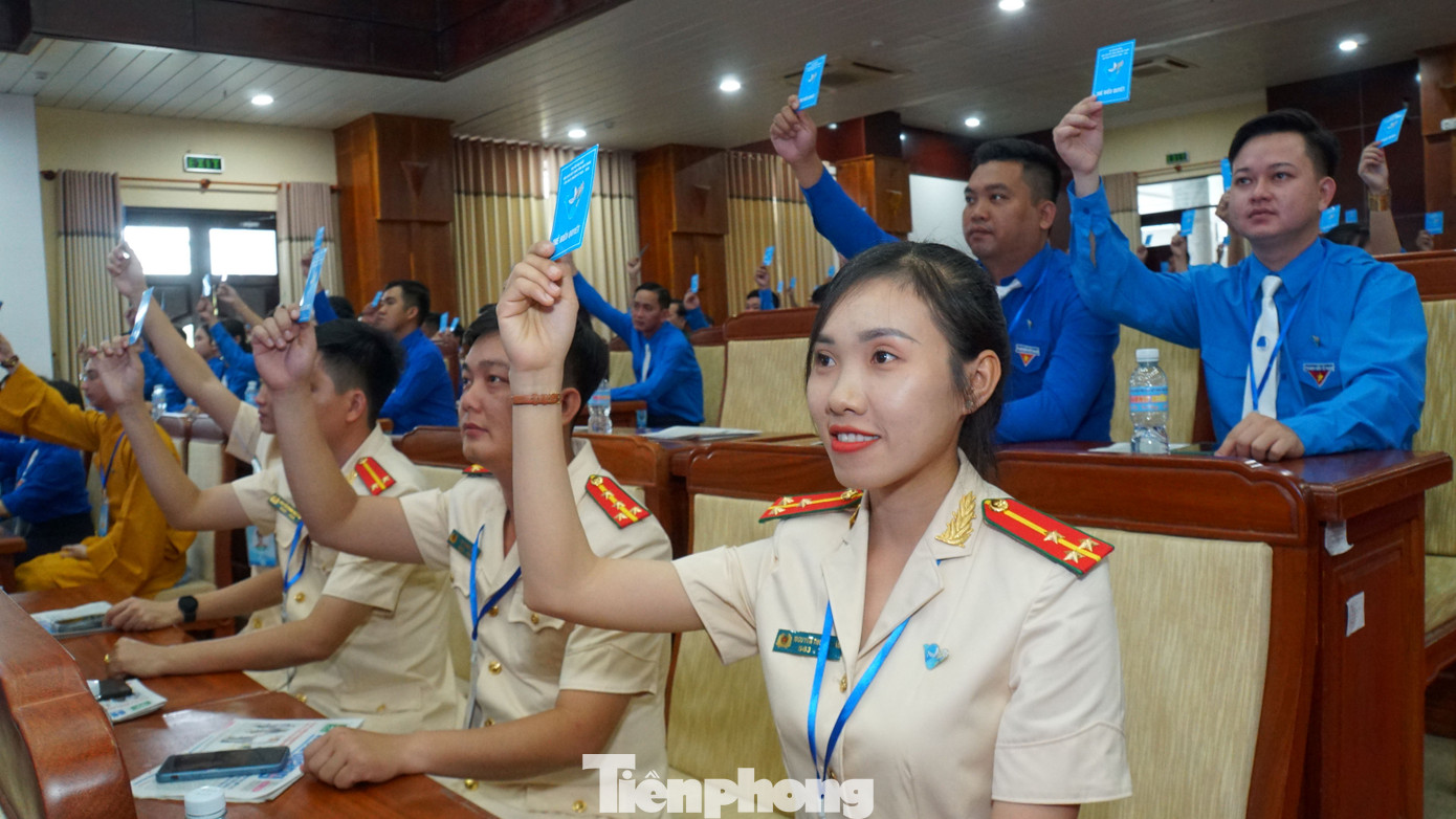 Đại biểu biểu quyết tại đại hội.