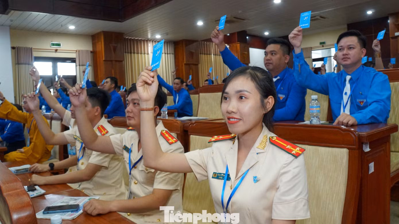 Đại biểu biểu quyết tại đại hội.