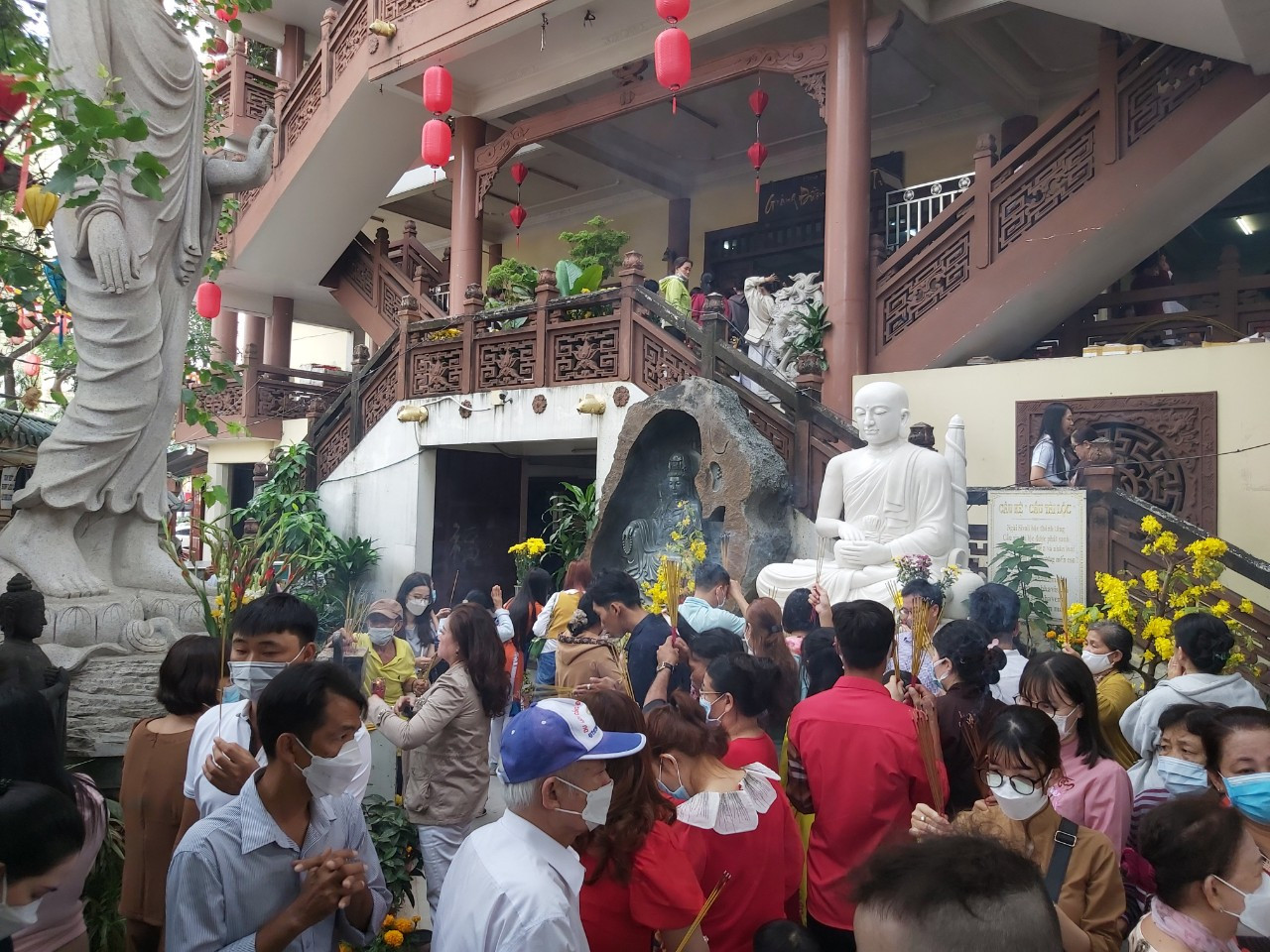 Người dân cầu nguyện tại chùa Phật Học ở quận Ninh Kiều