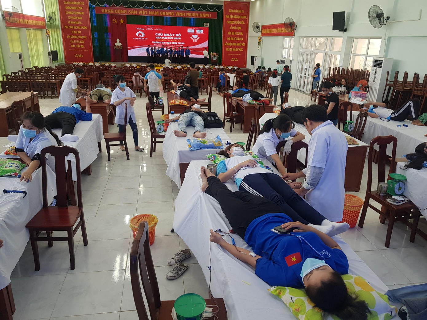 Nhà báo Hồng Lĩnh – Thành viên Ban tổ chức cho biết: Tính đến nay Chủ nhật Đỏ báo Tiền Phong lần thứ 13 năm 2021 đã diễn ra trên 40 tỉnh thành cả nước với tổng lượng máu thu được 57.793 đơn vị, vượt kế hoạch hơn 12.000 đơn vị. Chủ nhật Đỏ vẫn tiếp tục diễn ra ở nhiều địa phương. Tại Khu vực ĐBSCL Chủ nhật Đỏ năm 2021 đã diễn ra ở các tỉnh, thành phố: Kiên Giang, An Giang, Đồng Tháp, Trà Vinh, Sóc Trăng, thành phố Rạch Giá, Cần Thơ, Cà Mau với hàng ngàn đơn vị máu đã được dâng hiến. Thông qua chương trình nhân đạo này BTC tại ĐBSCL đã vận động được trên 104 triệu đồng tiền học bổng cho các em học sinh, sinh viên nghèo.