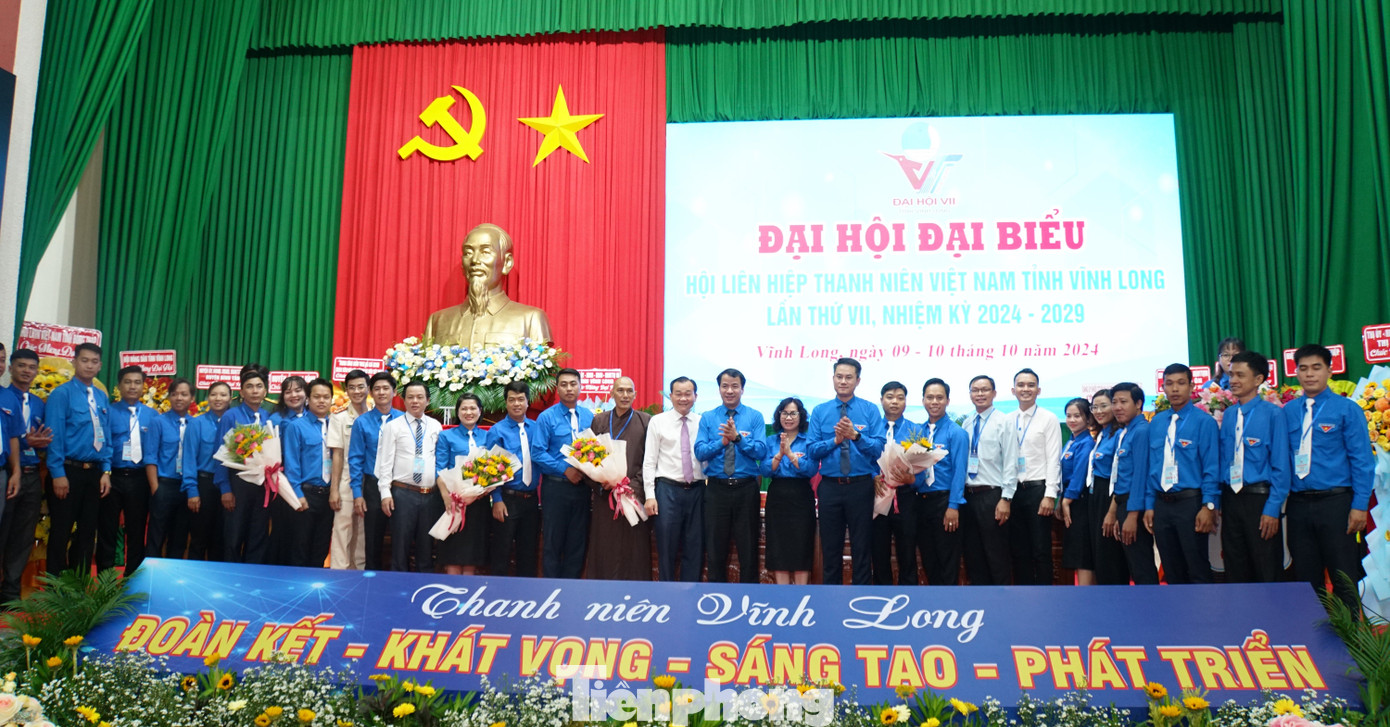 Ủy ban Hội LHTN Việt Nam tỉnh Vĩnh Long khóa VII ra mắt đại hội. Ảnh: Hòa Hội