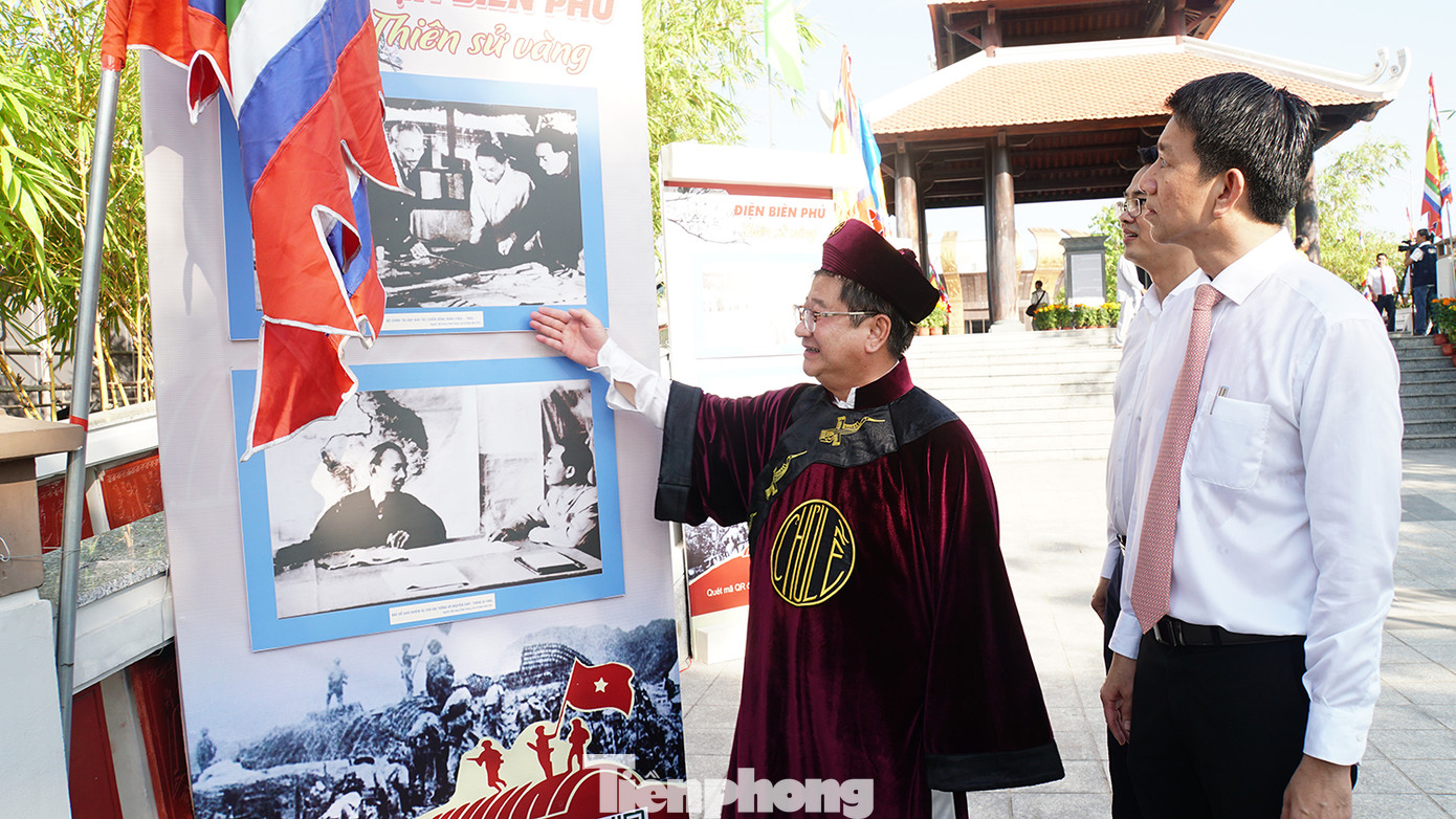 Chủ tịch UBND TP. Cần Thơ - Trần Việt Trường tham quan triển lãm ảnh 70 năm chiến thắng Điện Biên Phủ tại đền Hùng. Ảnh: Hòa Hội.