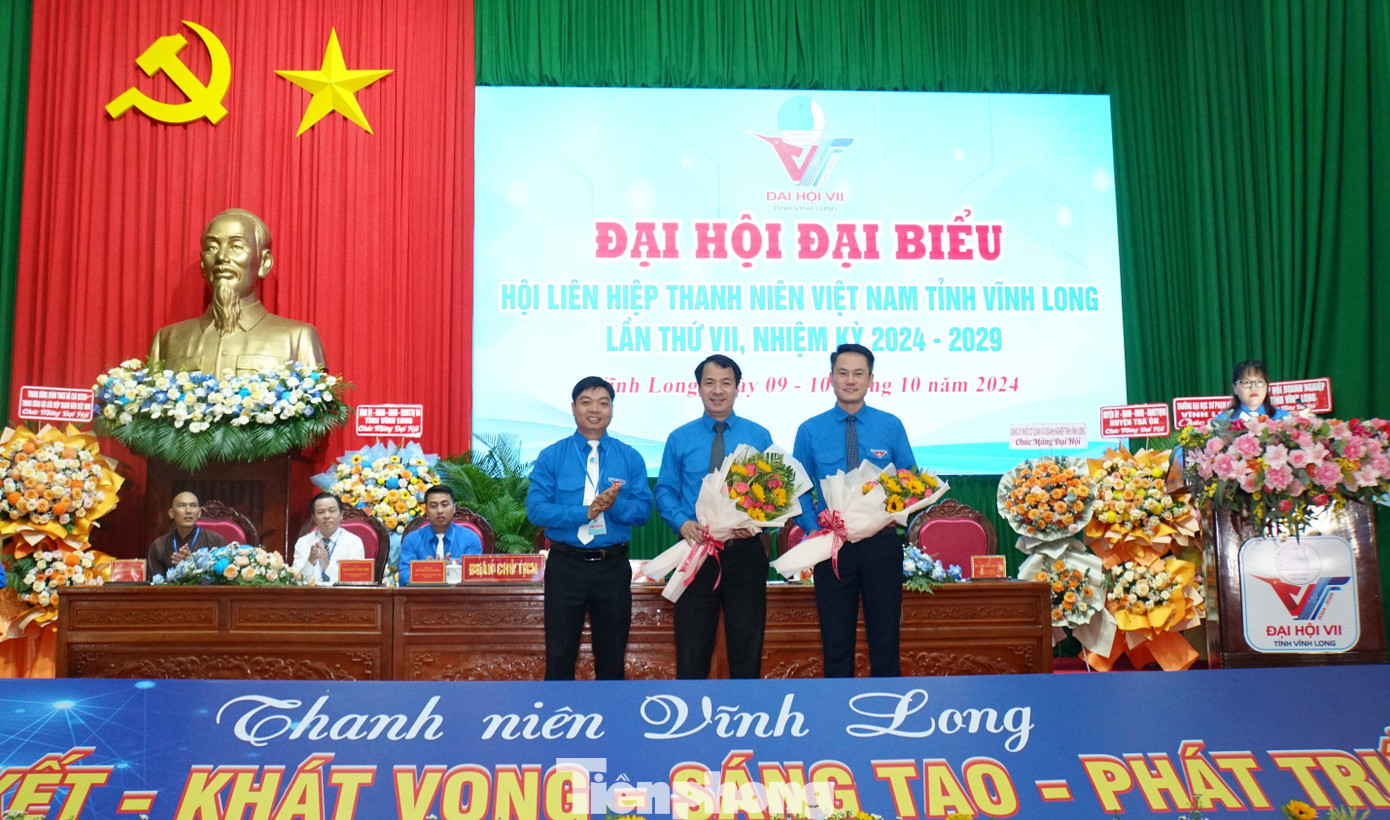 Anh Mai Thanh Hồ - Chủ tịch Hội LHTN Việt Nam tỉnh Vĩnh Long tặng hoa Trung ương Đoàn, Trung ương Hội LHTN Việt Nam. Ảnh: Hòa Hội