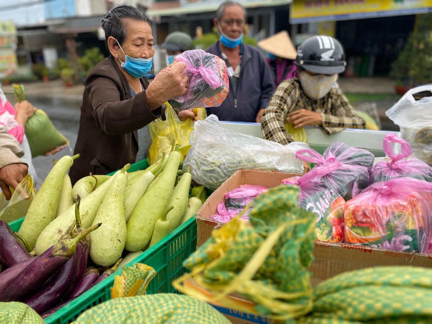 Cụ già nhận nhu yếu phẩm từ xe 0 đồng