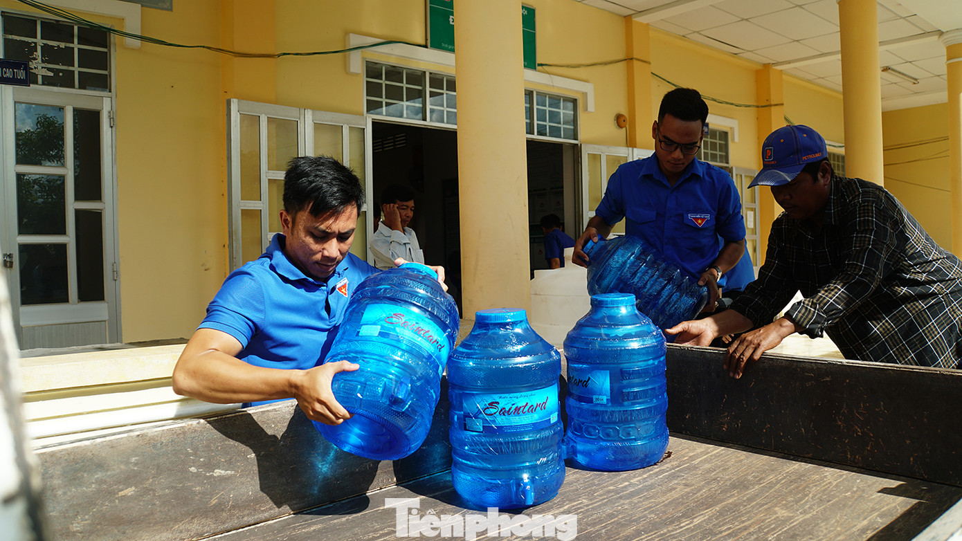 Đoàn viên thanh niên xã Long Phú mang nước lên xe chở đến tận nhà giúp người dân. Ảnh: Hòa Hội Đoàn viên thanh niên xã Long Phú mang nước lên xe chở đến tận nhà giúp người dân. Ảnh: Hòa Hội