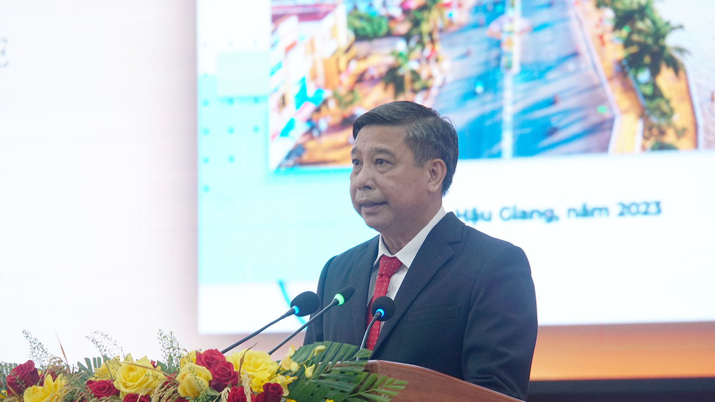 Chủ tịch UBND tỉnh Hậu Giang Đồng Văn Thanh công bố quyết định quy hoạch tỉnh Hậu Giang thời kỳ 2021 - 2030, tầm nhìn đến năm 2050. Ảnh: Hòa Hội. Chủ tịch UBND tỉnh Hậu Giang Đồng Văn Thanh công bố quyết định quy hoạch tỉnh Hậu Giang thời kỳ 2021 - 2030, tầm nhìn đến năm 2050. Ảnh: Hòa Hội.