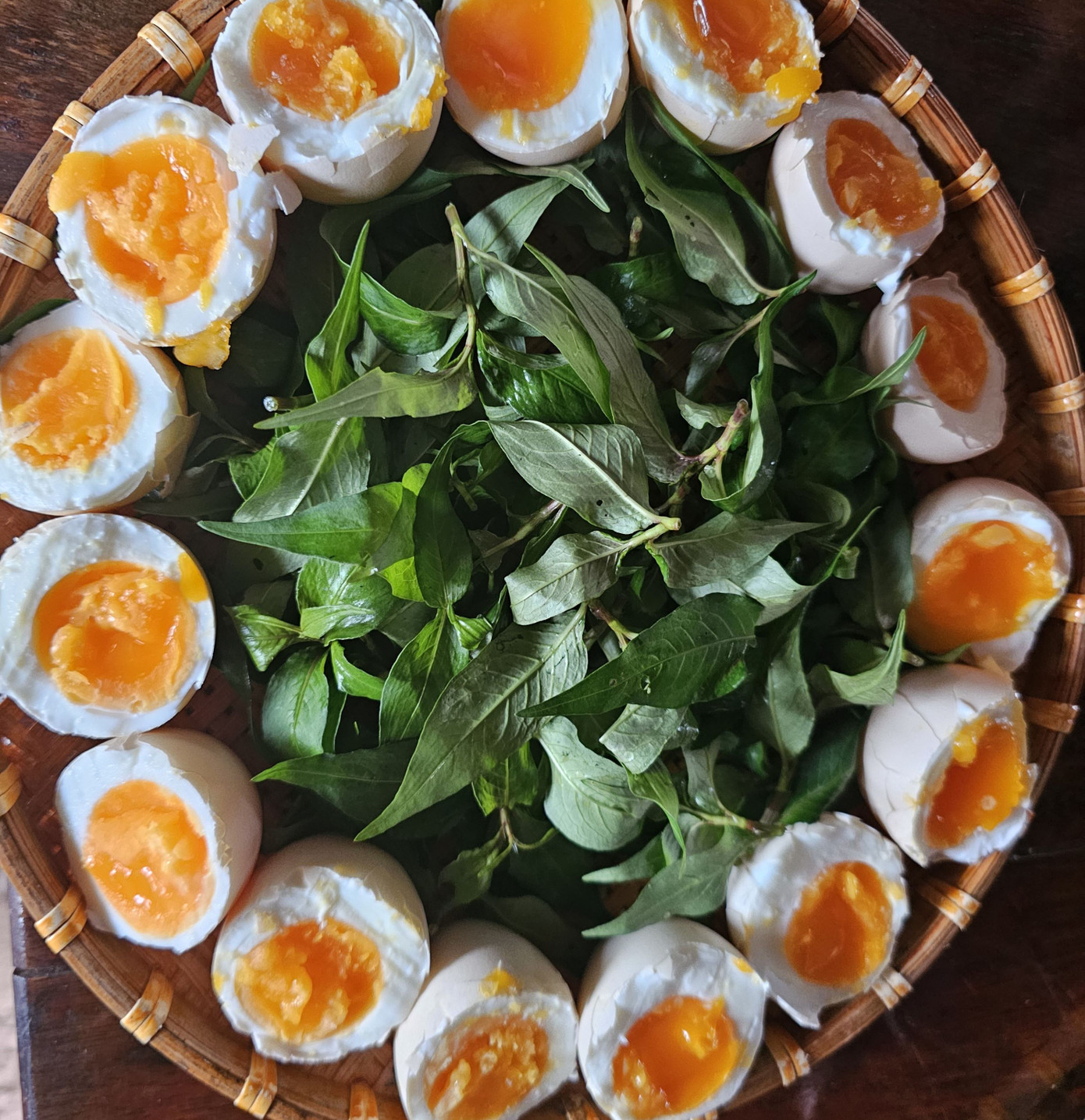 Anh Tăng Vũ Khắc (quê Cà Mau) lần đầu thưởng thức ‘ngọc ẩn mình’ ở cồn Hô và ví như một cuộc trở về quá khứ với các món dân dã và đèn dầu. Món ăn tưởng như đơn giản, nhưng với nhiều khách du lịch, đó vừa là ẩm thực, vừa được trải nghiệm văn hóa, hồn cốt của vùng đất cồn thoi loi giữa sông.