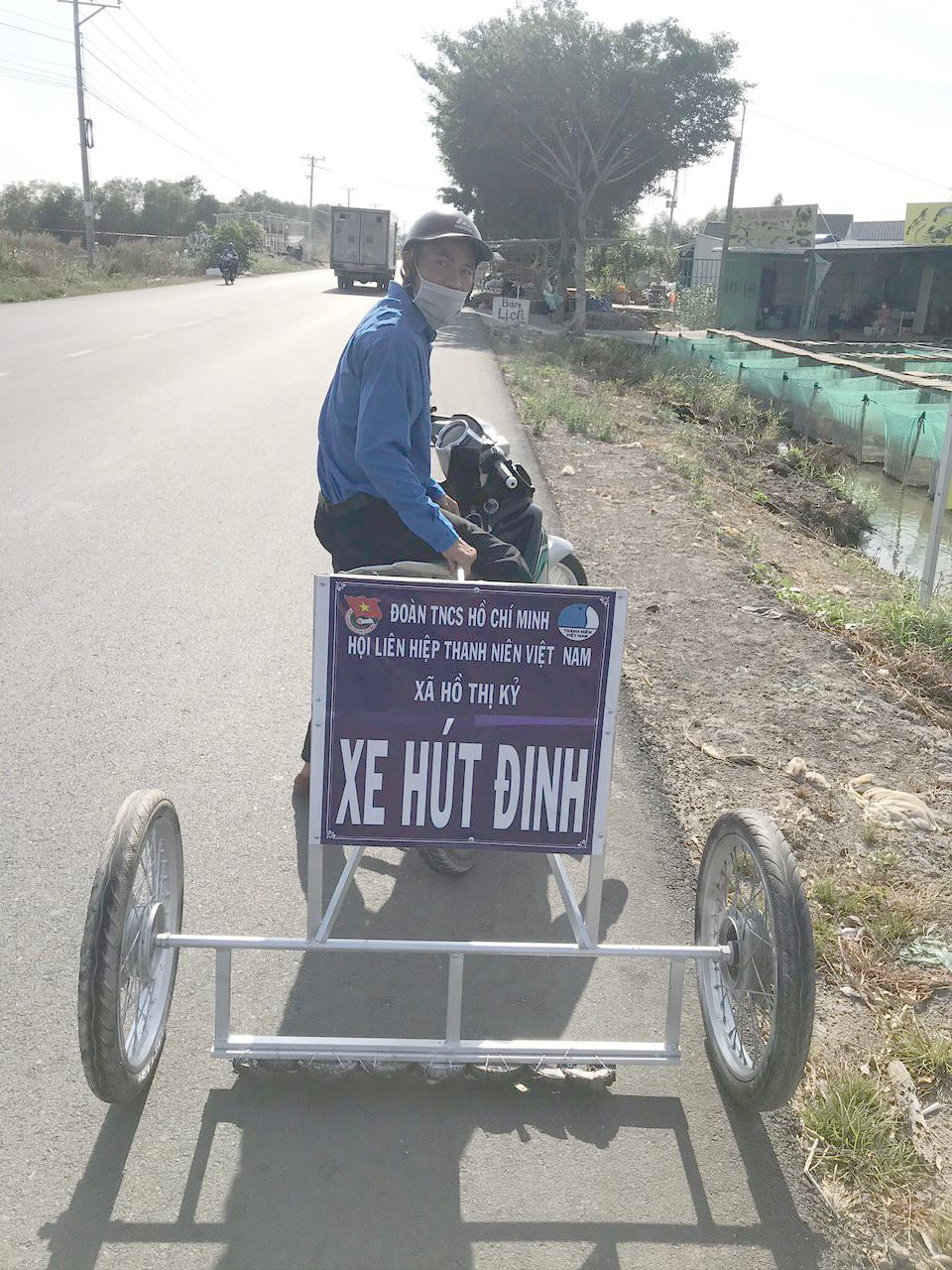 Phú kể, tuyến đường này xe đông, nhiều lần chứng kiến cảnh người dân bị thủng lốp xe phải dẫn bộ. Trưa nắng phụ nữ chở con đi học về bị thủng lốp phải dắt, còn học sinh đi bộ tội nghiệp; chưa kể, vào ban đêm cũng không ít lần gặp cảnh người dân dắt bộ vất vả. "Tụi em làm cũng chỉ đơn giản muốn người dân được an toàn hơn khi tham gia giao thông trên đường chứ không nghĩ điều gì cả", Phú kiệm lời chia sẻ. Chị Nguyễn Hồng Thắm, Phó Bí thư Tỉnh đoàn Cà Mau cho biết, thời gian qua trên địa bàn tỉnh, bên cạnh các mô hình thanh niên khởi nghiệp hiệu quả thì ngày càng xuất hiện không ít những việc làm mang tính tình nguyện cao của chính những anh em làm Đoàn chuyên trách tại cơ sở. "Ngoài đội hình thanh nguyên tình nguyện vá lộ giao thông nông thôn ở huyện Cái Nước thì bạn Phú, Phó Bí thư xã Đoàn Hồ Thị Kỷ cũng là một trong những tình nguyện viên có những việc tốt đáng được trân trọng", chị Thắm nhận xét. Theo Phó Bí thư Tỉnh đoàn Cà Mau, không cần phải to tát nhưng việc làm của Phú đã thể hiện trách nhiệm của thanh niên trước một thực trạng mà mọi người có thể cho rằng rất nhỏ đôi khi hay bị bỏ qua trong cuộc sống. "Tôi cho rằng các bạn làm được việc này xuất phát từ chính cái tâm của một người làm cán bộ Đoàn. Nhìn vào thì đơn giản nhưng mang lại hiệu quả nhất định, người tham gia giao thông không còn phải lo âu vướng phải chướng ngại khi lưu thông trên đường", chị Thắm chia sẻ.