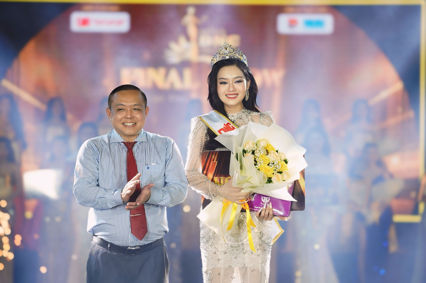 TS.LS. Nguyễn Tiến Dũng – Chủ tịch Hội đồng trường Trường Đại học Nam Cần Thơ trao danh hiệu Hoa khôi cho thí sinh Nguyễn Huỳnh Hải Lam. TS.LS. Nguyễn Tiến Dũng – Chủ tịch Hội đồng trường Trường Đại học Nam Cần Thơ trao danh hiệu Hoa khôi cho thí sinh Nguyễn Huỳnh Hải Lam.