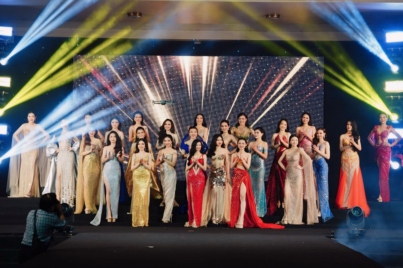 Toàn cảnh thí sinh trong đêm chung kết Toàn cảnh thí sinh trong đêm chung kết