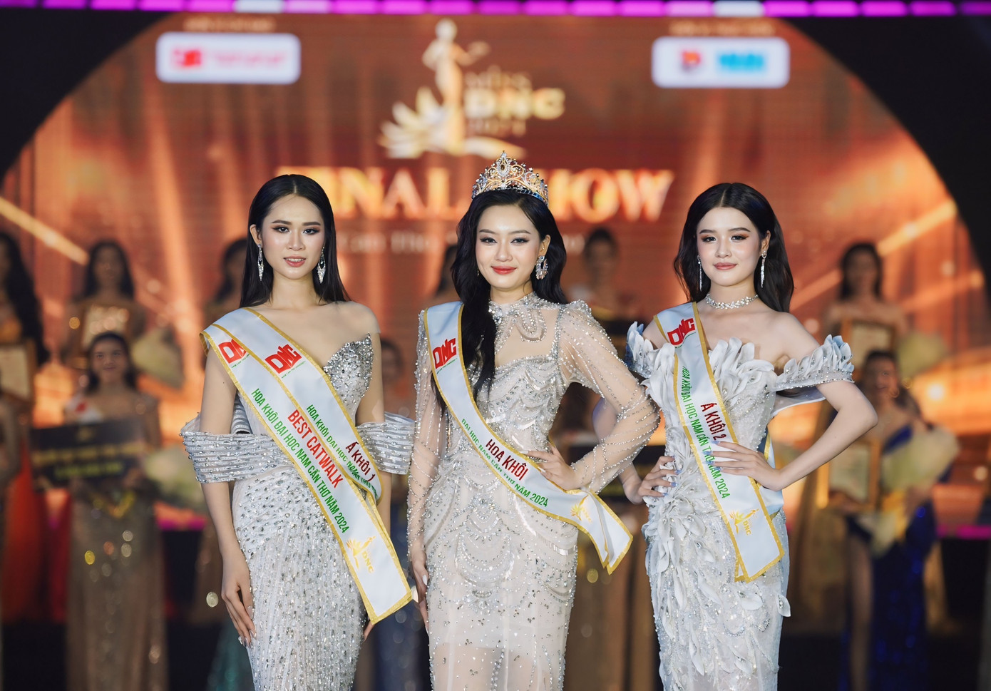 Hoa khôi Nguyễn Huỳnh Hải Lam, lớp Luật học khóa 10 (quê Bạc Liêu), Á khôi 1 Nguyễn Hồng Ngọc và Á khôi 2 Trần Thị Mỹ Huyền Hoa khôi Nguyễn Huỳnh Hải Lam, lớp Luật học khóa 10 (quê Bạc Liêu), Á khôi 1 Nguyễn Hồng Ngọc và Á khôi 2 Trần Thị Mỹ Huyền