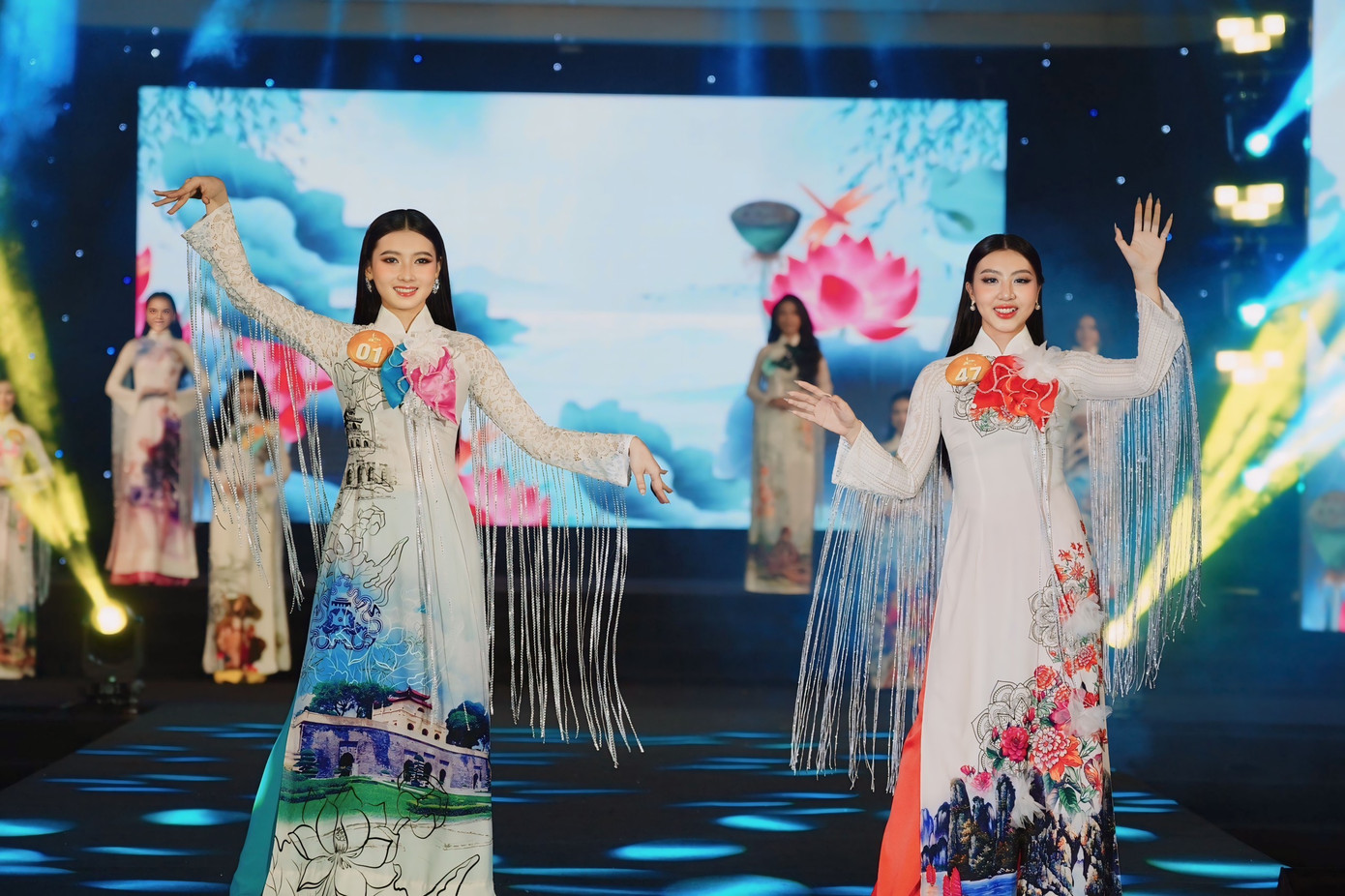 Thí sinh trình diễn trang phục áo dài Thí sinh trình diễn trang phục áo dài