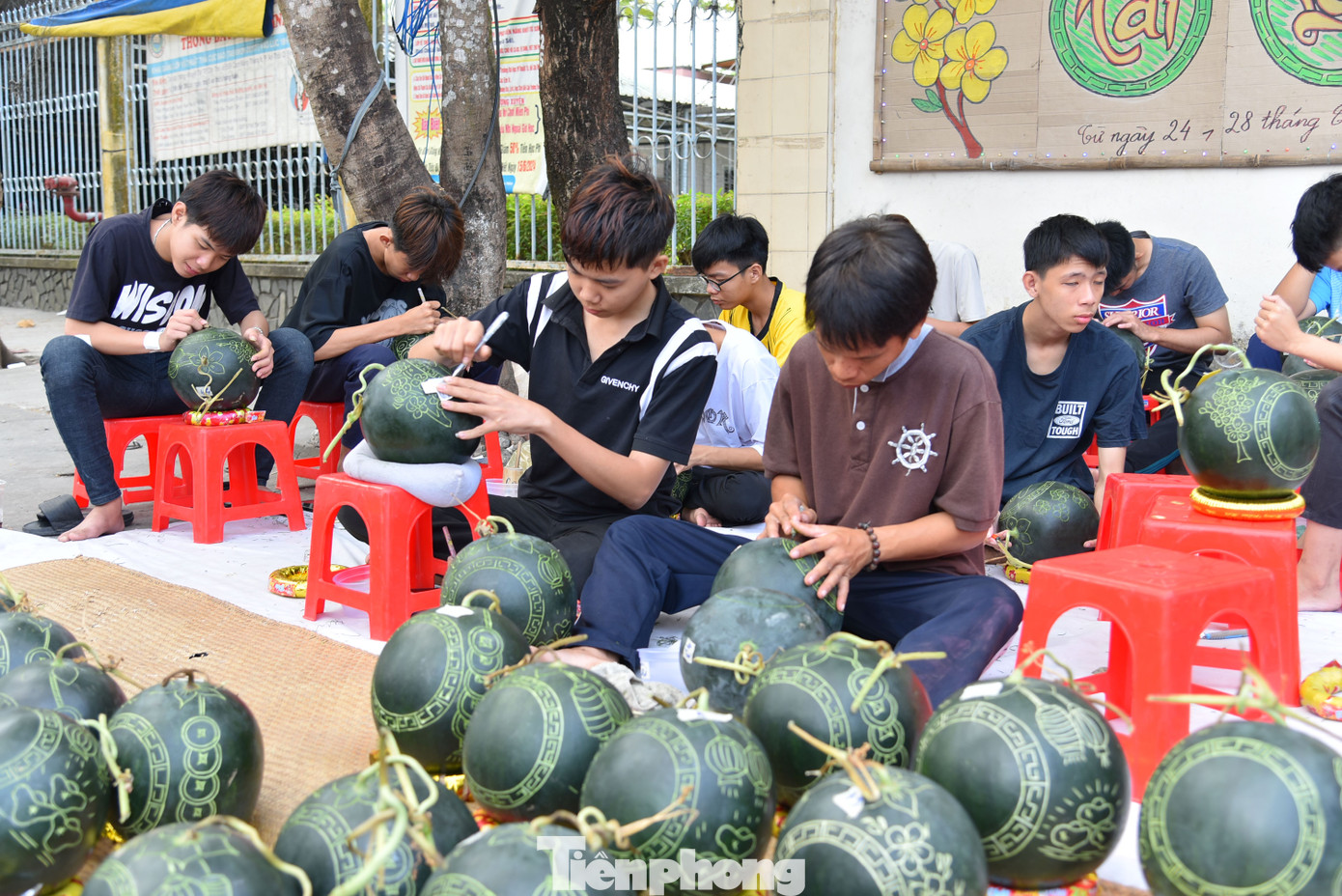 Dưa hấu khắc chữ thư pháp. Ảnh: Hòa Hội Dưa hấu khắc chữ thư pháp. Ảnh: Hòa Hội