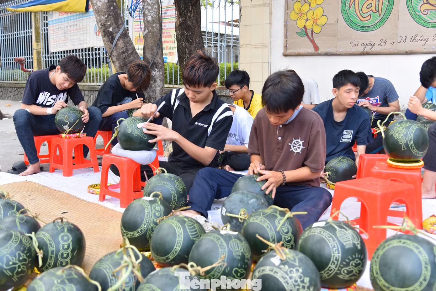 Dưa hấu khắc chữ thư pháp. Ảnh: Hòa Hội Dưa hấu khắc chữ thư pháp. Ảnh: Hòa Hội