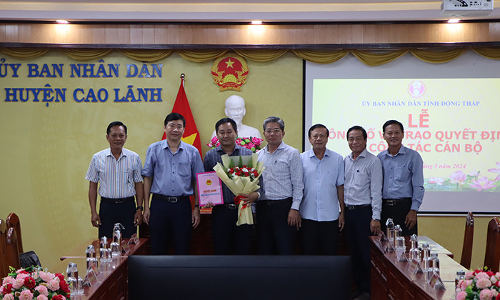 Chủ tịch UBND tỉnh Đồng Tháp (thứ 2 từ trái sang) trao quyết định cho ông Nguyễn Minh Tuấn