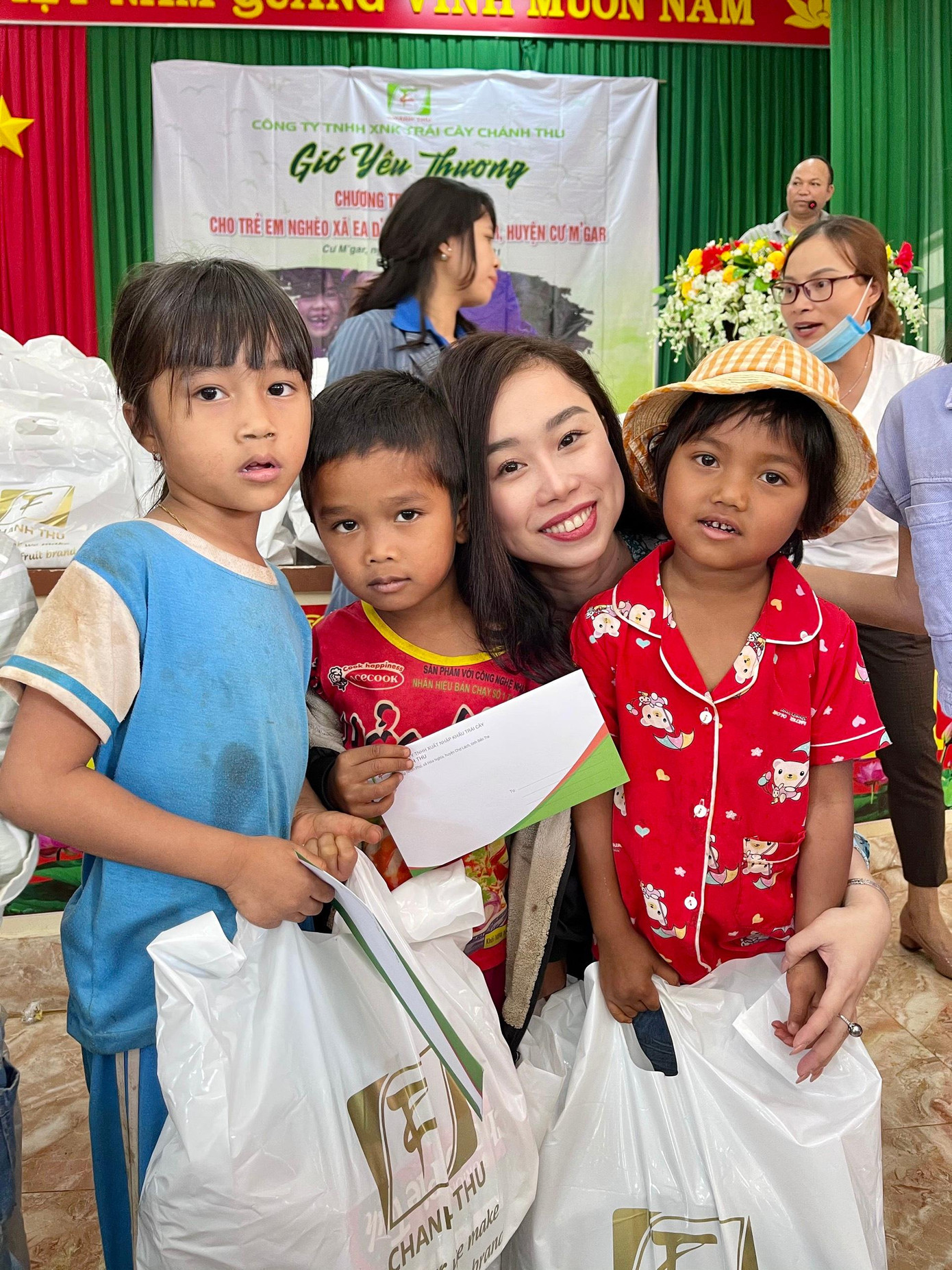 Nữ doanh nhân tặng quà cho trẻ em nghèo