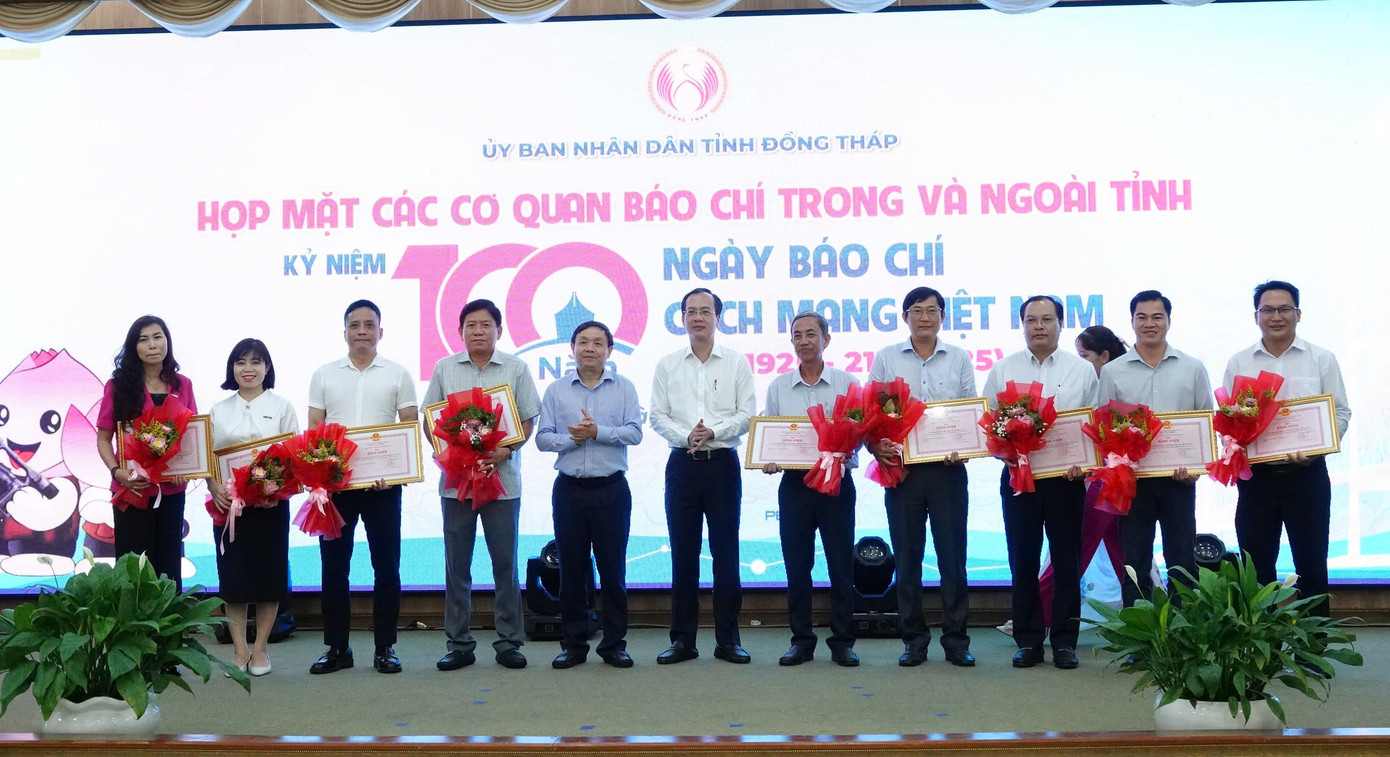 Lãnh đạo tỉnh Đồng Tháp tặng bằng khen cho tập thể, cá nhân, trong đó có Văn phòng Đại diện báo Tiền Phong tại ĐBSCL và phóng viên chuyên trách tỉnh.