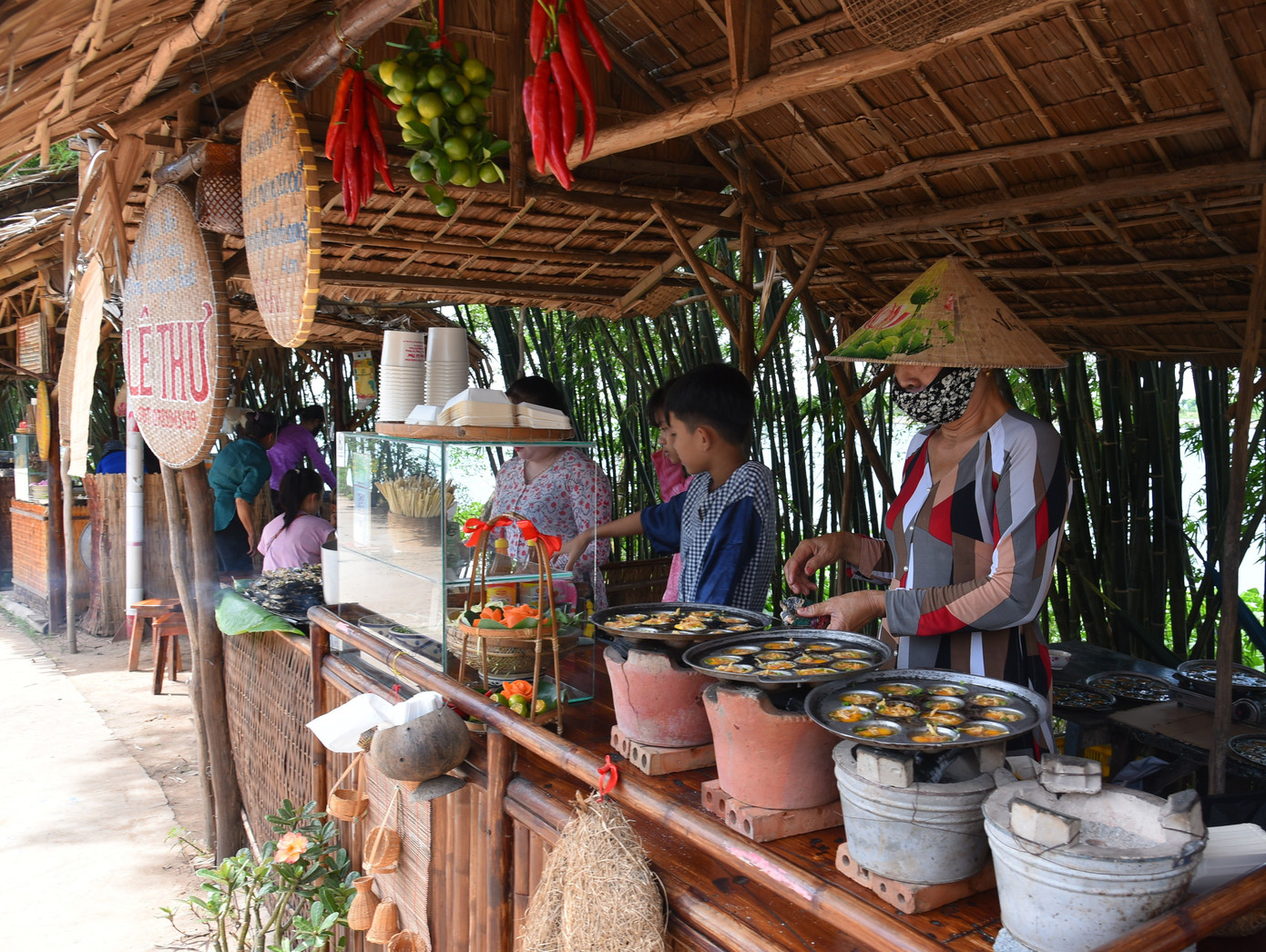 Ngày thường, bình quân lượng khách du lịch dao động mỗi tuần từ 2.500 - 3.000 lượt, doanh thu đạt bình quân khoảng 250 triệu đồng; dịp lễ, tết bình mỗi tuần từ 3.500 - 7.000 lượt khách, doanh thu đạt bình quân khoảng 450 triệu đồng/tuần.