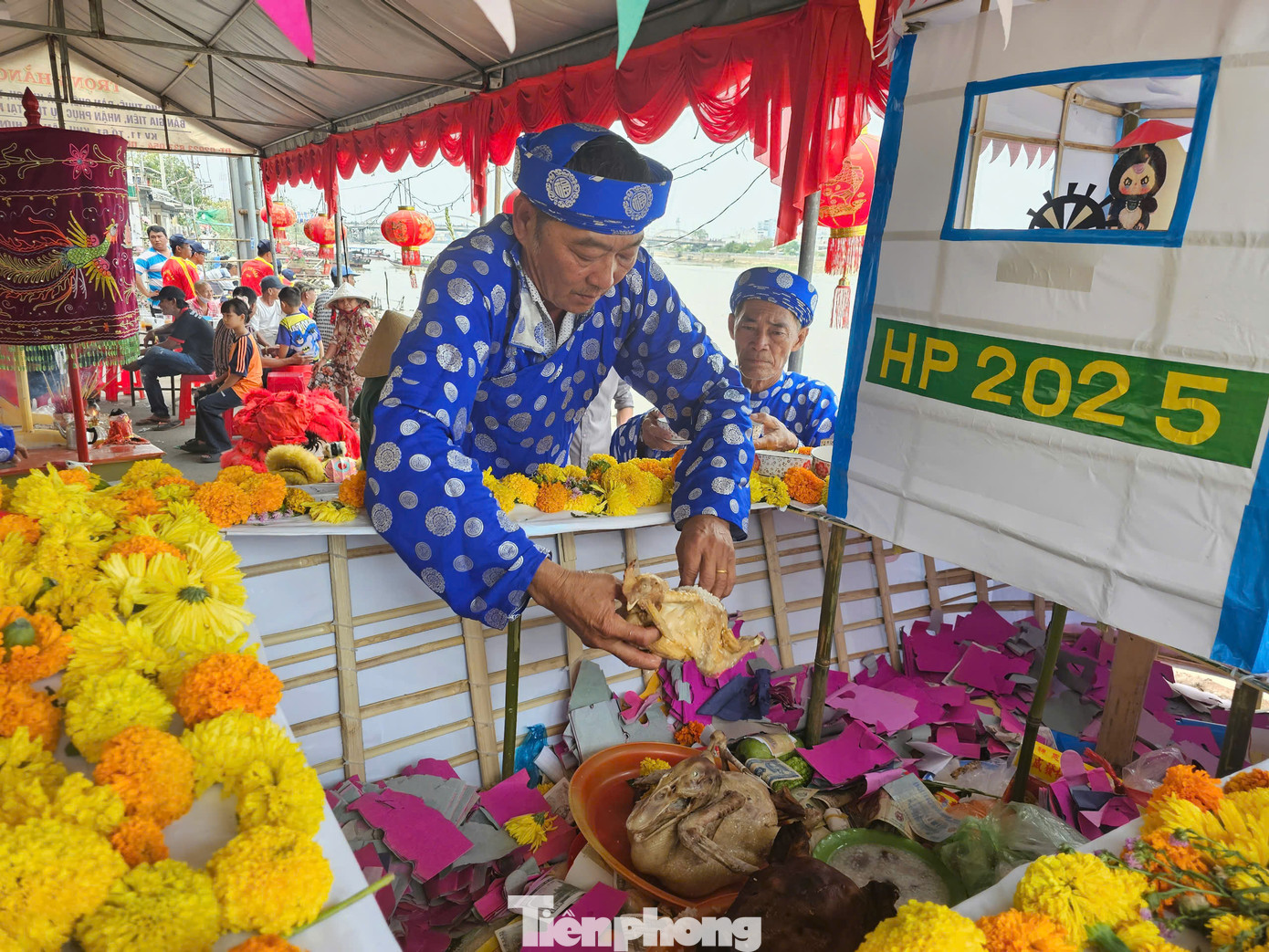 Nghi thức của lễ hội gồm có lễ cầu an, cúng Bà, cúng Thổ thần và người khuất mặt, thả bè ra sông lớn, đánh trống múa lân để xua đuổi tà ma. Đồng thời, lễ hội với mong muốn đón lấy những ngọn gió tốt lành, những điều may mắn, hưng thịnh về cho xóm làng. Ảnh: Hòa Hội.