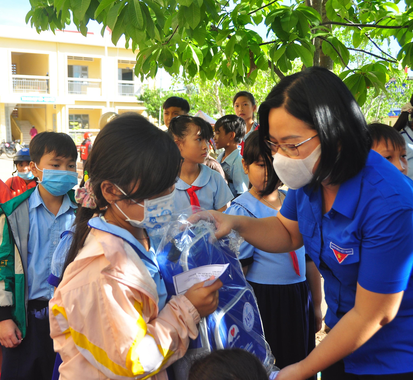 Chị Nguyễn Thị Thu Vân, Trưởng Ban thanh niên nông thôn Trung ương Đoàn tặng quà cho học sinh. - Ảnh: Hòa Hội