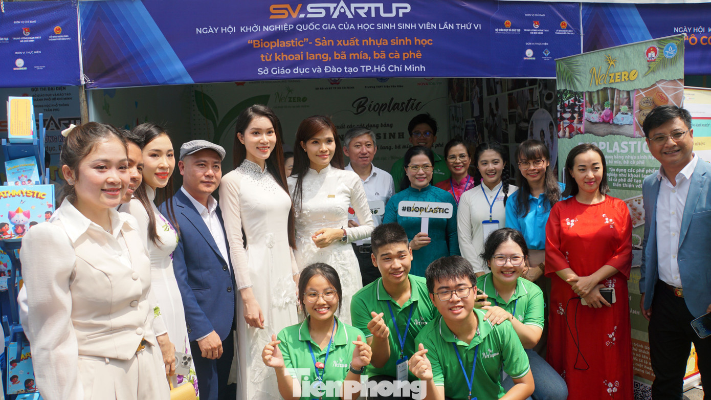 Đại biểu chụp ảnh tại gian hàng khởi nghiệp đơn vị Sở GD&ĐT TP HCM. Ảnh: Hòa Hội Đại biểu chụp ảnh tại gian hàng khởi nghiệp đơn vị Sở GD&ĐT TP HCM. Ảnh: Hòa Hội