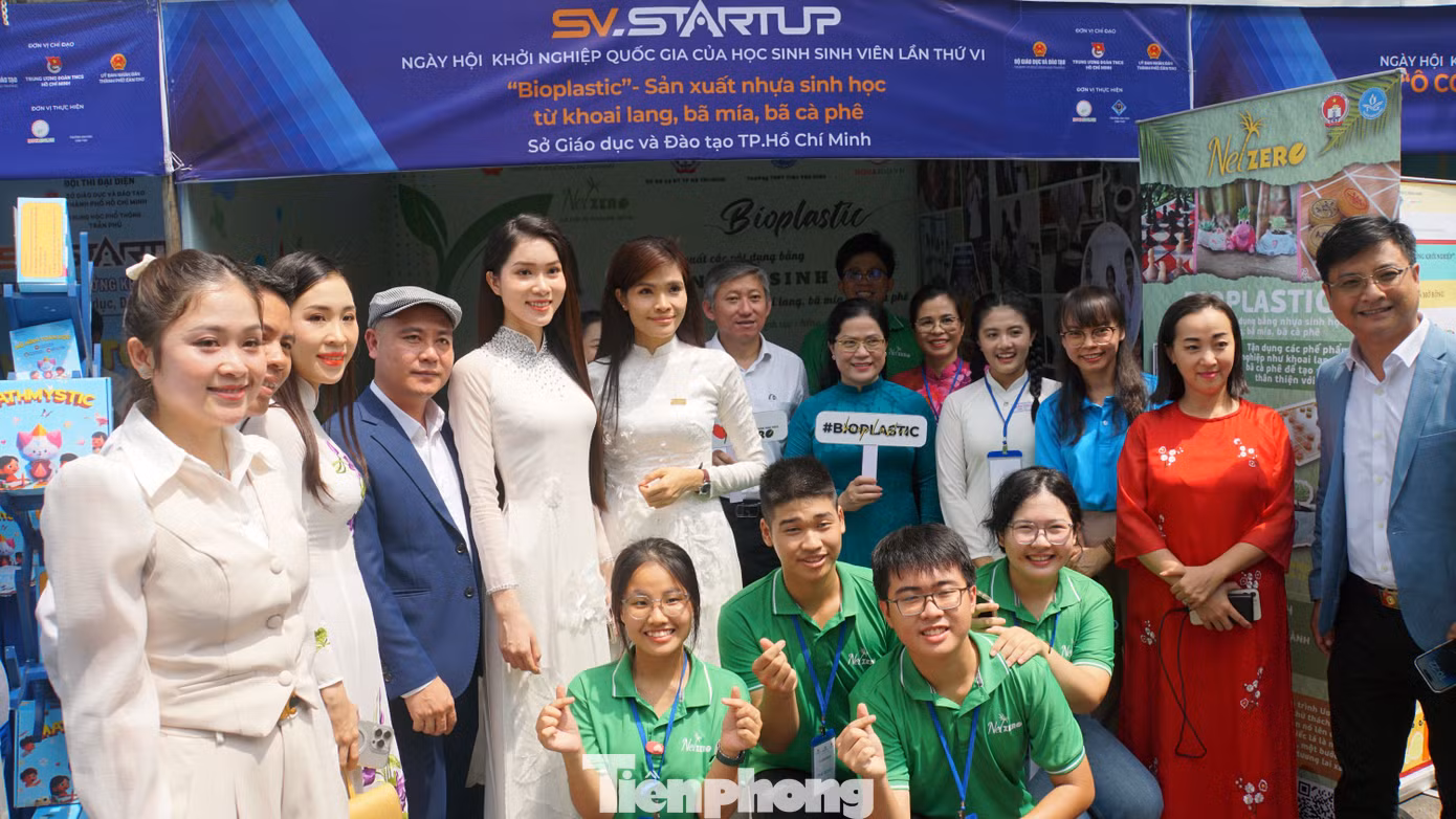 Đại biểu chụp ảnh tại gian hàng khởi nghiệp đơn vị Sở GD&amp;ĐT TP HCM. Ảnh: Hòa Hội