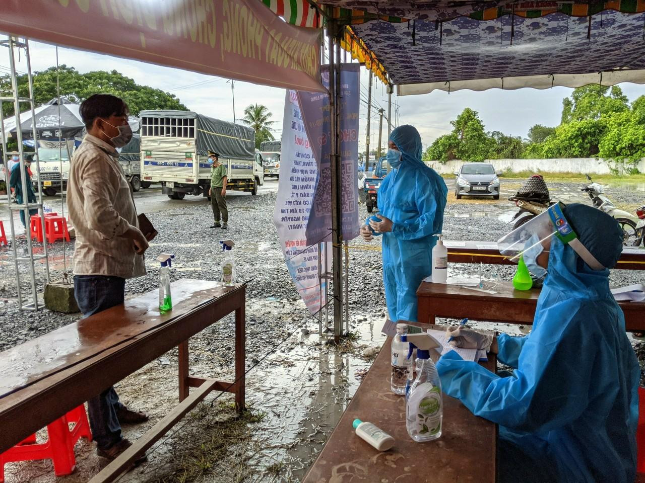 Lực lượng tuyến đầu tham gia phòng chống dịch COVID-19. - Ảnh: TĐVL Lực lượng tuyến đầu tham gia phòng chống dịch COVID-19. - Ảnh: TĐVL