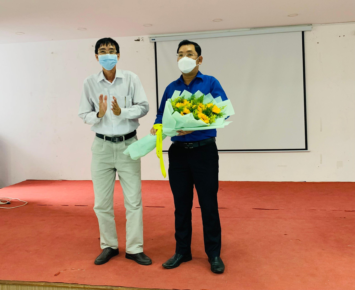 Ông Nguyễn Phúc Hậu – Trưởng Phòng bảo vệ Chính trị nội bộ, Ban Tổ chức Thành ủy Cần Thơ tặng hoa chúc mừng anh Lâm Văn Tân. - Ảnh: TĐ CT