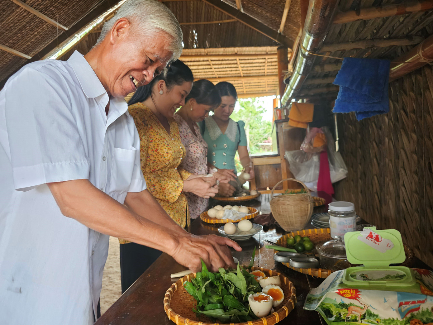 Trứng nước chín được người dân bóc lớp đất sét, rửa sạch, cắt làm đôi mời khách.