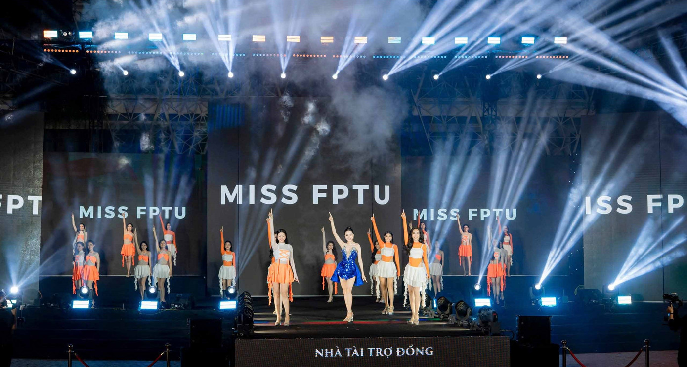 Các thí sinh trình diễn đêm chung kết. Các thí sinh trình diễn đêm chung kết.