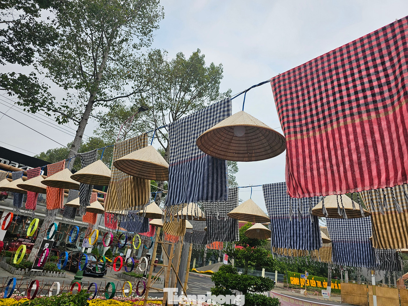 Khăn rằn - sản phẩm nổi tiếng của người dân huyện Hồng Ngự và vùng Nam Bộ được tái hiện cùng nón lá truyền thống Việt Nam tại đường hoa. Ảnh: Hòa Hội