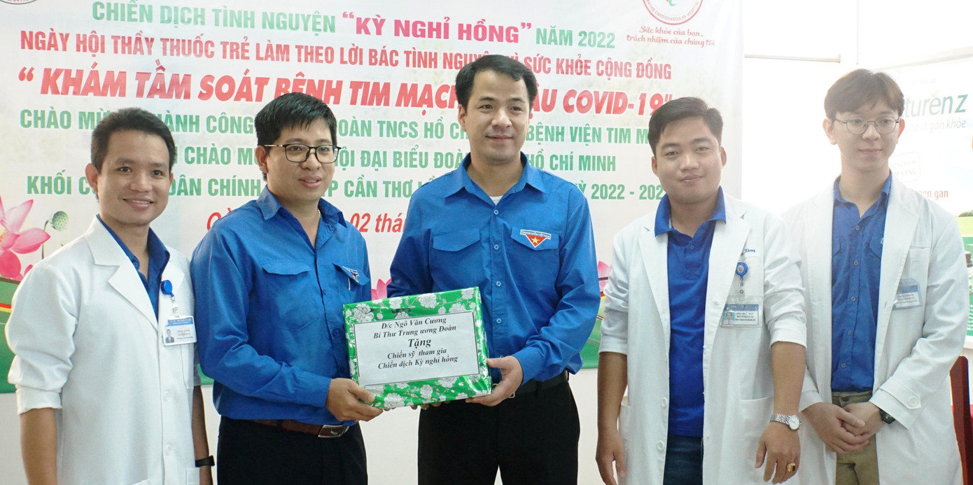 Anh Ngô Văn Cương, Bí thư Trung ương Đoàn tặng quà cho y, bác sỹ bệnh viện Tim mạch Cần Thơ. - Ảnh: Hòa Hội Anh Ngô Văn Cương, Bí thư Trung ương Đoàn tặng quà cho y, bác sỹ bệnh viện Tim mạch Cần Thơ. - Ảnh: Hòa Hội