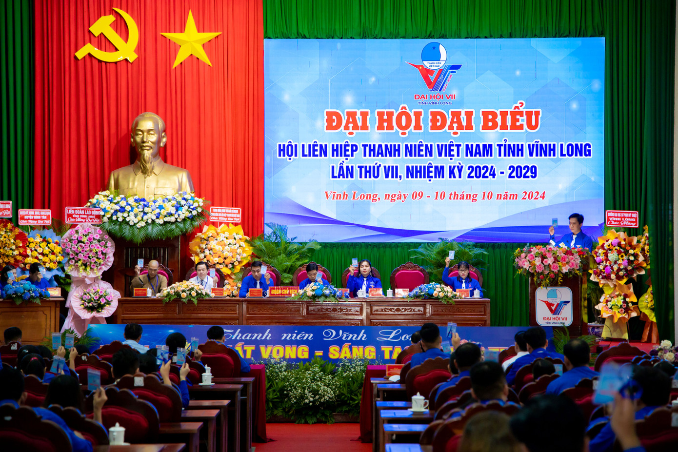 Đại biểu biểu quyết