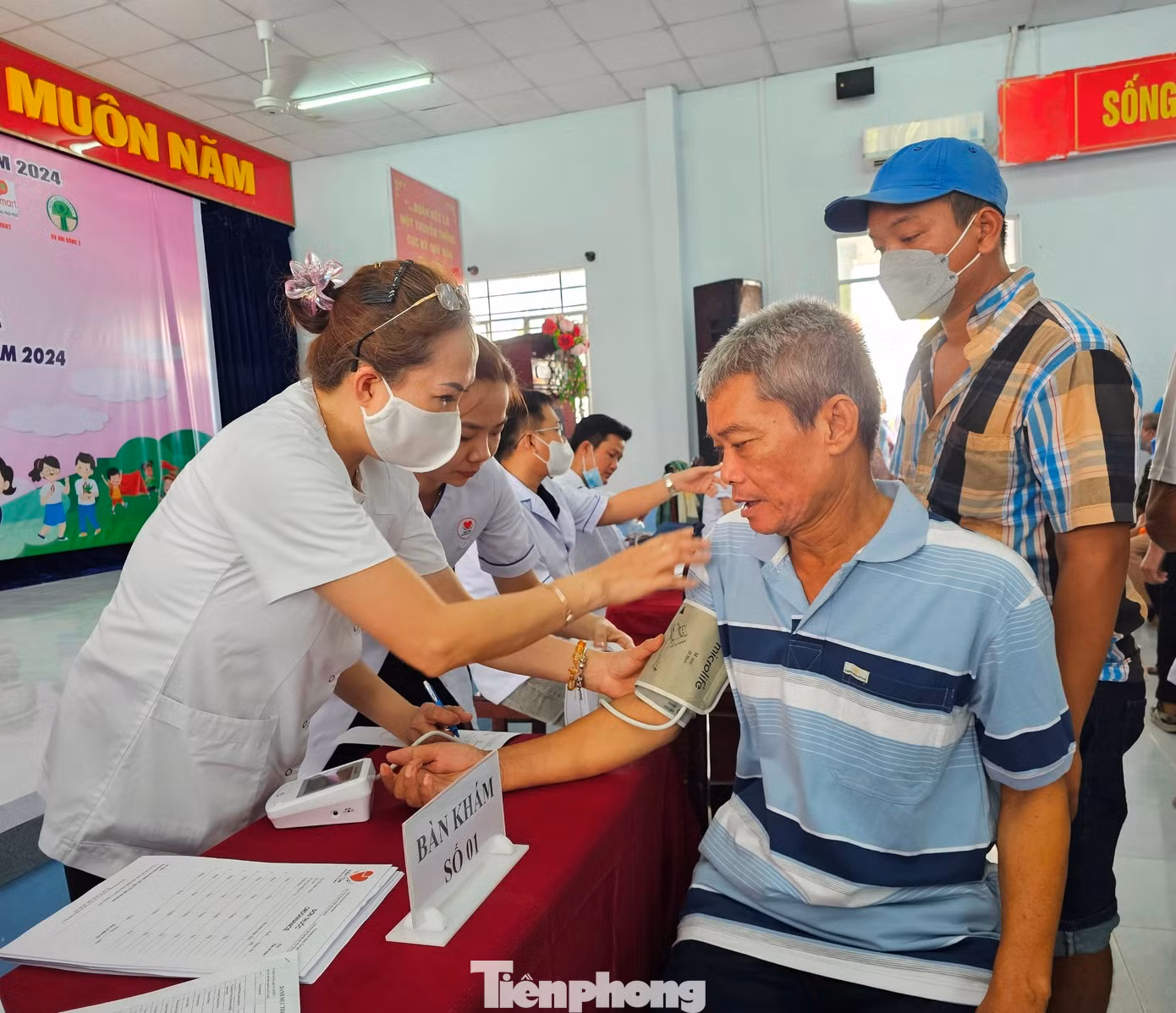 Khám bệnh cho người dân. Ảnh: Hòa Hội
