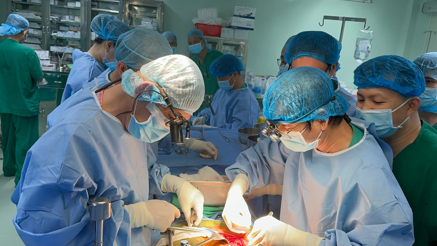 Bác sĩ Bệnh viện Cần Thơ thực hiện ghép thận cho bệnh nhân. Bác sĩ Bệnh viện Cần Thơ thực hiện ghép thận cho bệnh nhân.