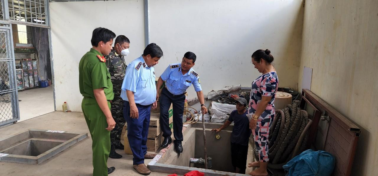 Lực lượng chức năng tỉnh An Giang kiểm tra cửa hàng xăng dầu trên địa bàn tỉnh. Lực lượng chức năng tỉnh An Giang kiểm tra cửa hàng xăng dầu trên địa bàn tỉnh.