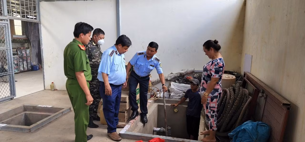 Lực lượng chức năng tỉnh An Giang kiểm tra cửa hàng xăng dầu trên địa bàn tỉnh. Lực lượng chức năng tỉnh An Giang kiểm tra cửa hàng xăng dầu trên địa bàn tỉnh.