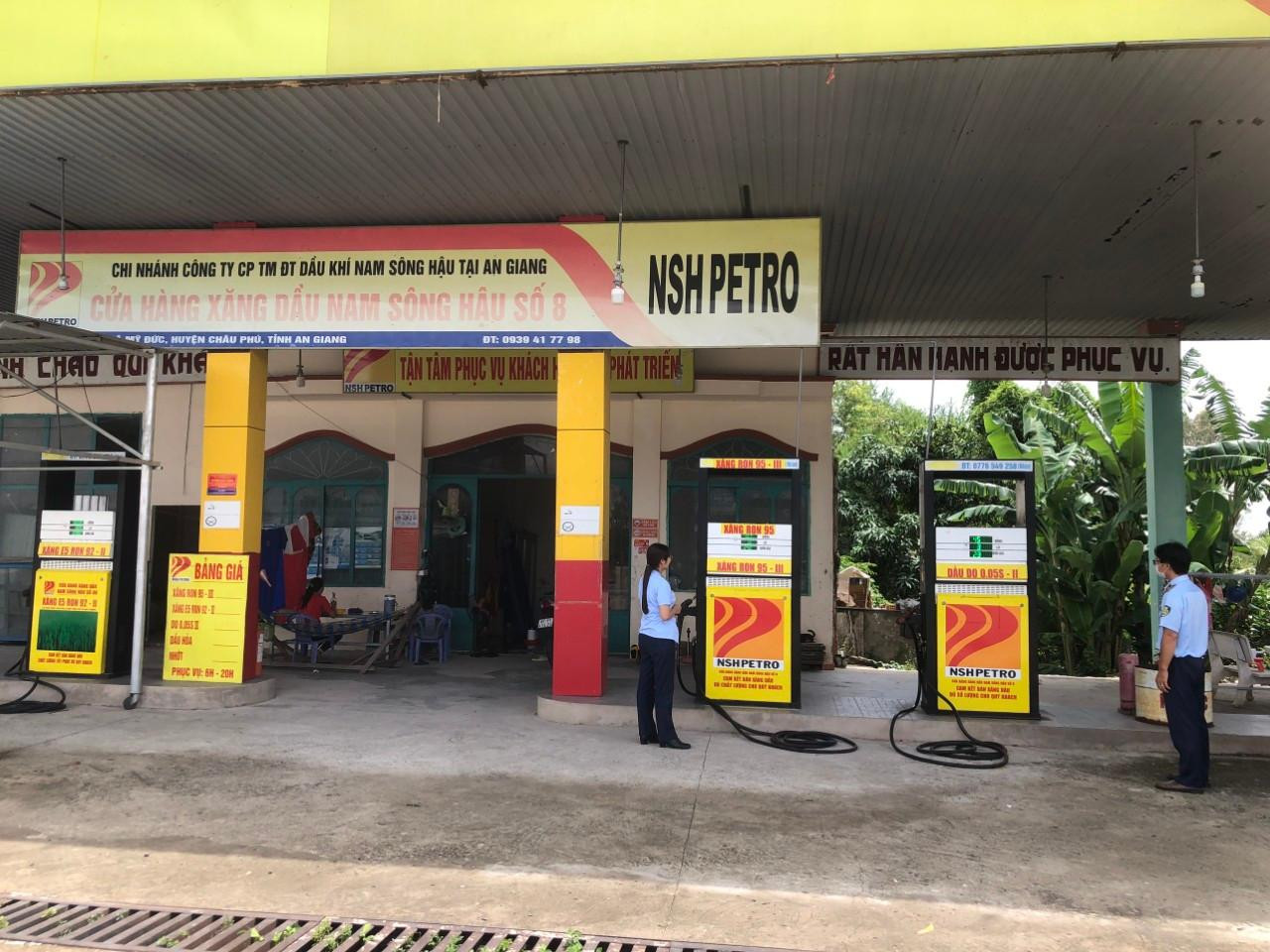 Quản lý thị trường An Giang kiểm tra cửa hàng xăng dầu Quản lý thị trường An Giang kiểm tra cửa hàng xăng dầu