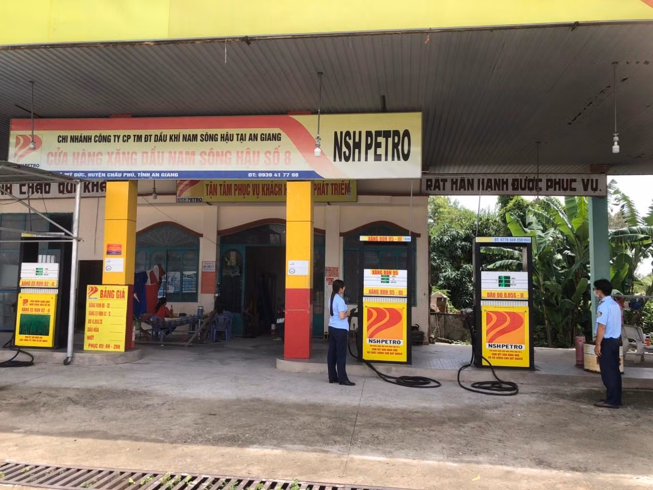 Quản lý thị trường An Giang kiểm tra cửa hàng xăng dầu Quản lý thị trường An Giang kiểm tra cửa hàng xăng dầu