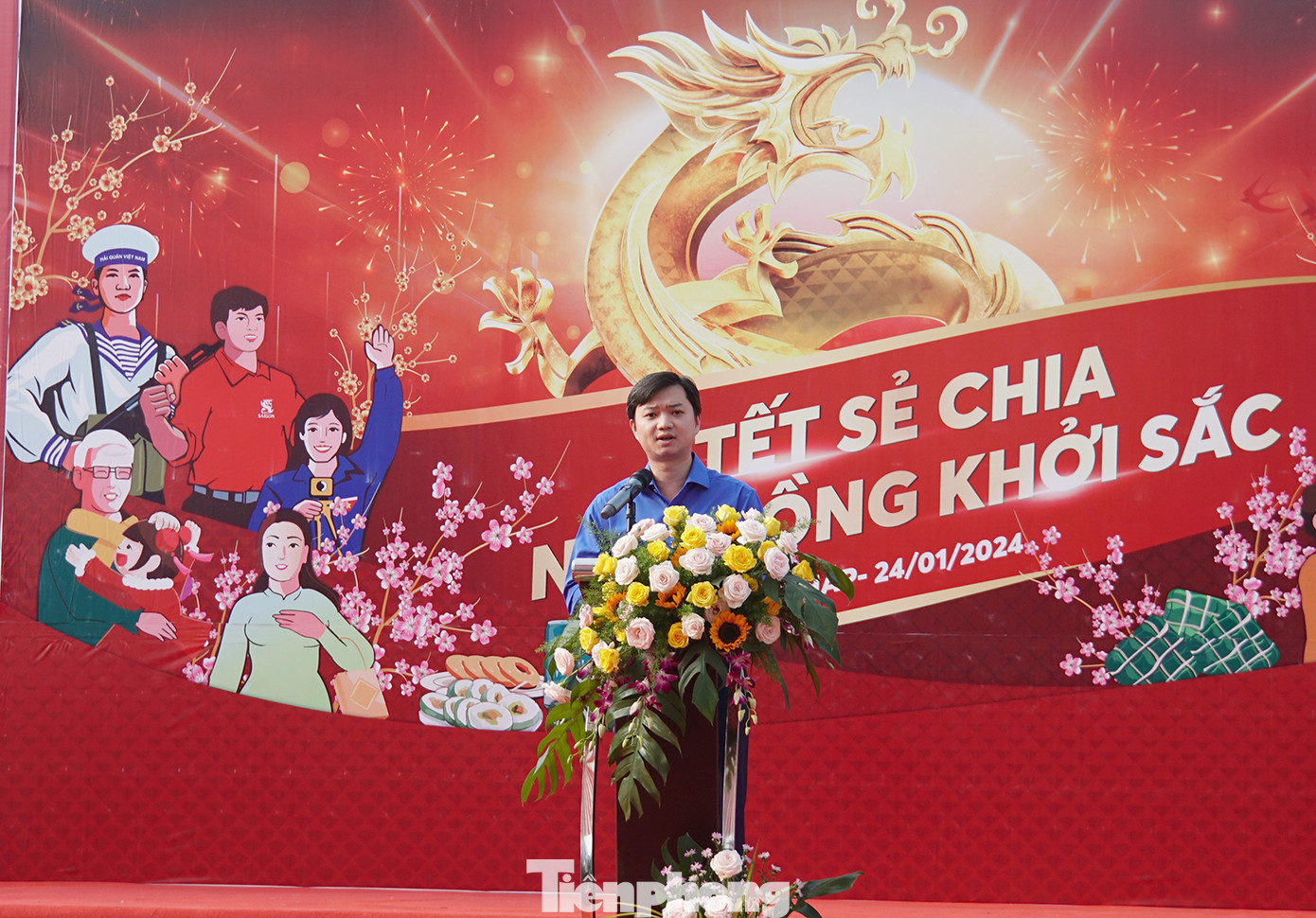 Phát biểu tại chương trình, anh Nguyễn Minh Triết - Bí thư Trung ương Đoàn cho biết, hằng năm, vào dịp đón Tết Nguyên đán, Trung ương Đoàn tổ chức chương trình “Xuân biên giới, Tết biển đảo” để tuyên truyền, giáo dục nâng cao nhận thức của đoàn viên, thanh thiếu nhi về tầm quan trọng của biên giới, biển đảo trong phát triển kinh tế - xã hội, bảo vệ chủ quyền Tổ quốc. Đồng thời tri ân, động viên cán bộ, chiến sĩ, đoàn viên, thanh niên và nhân dân; động viên, chăm lo cho các gia đình có hoàn cảnh khó khăn vùng biên giới, biển đảo để cùng đón Tết cổ truyền của dân tộc đầm ấm, vui tươi. Ảnh: Hòa Hội