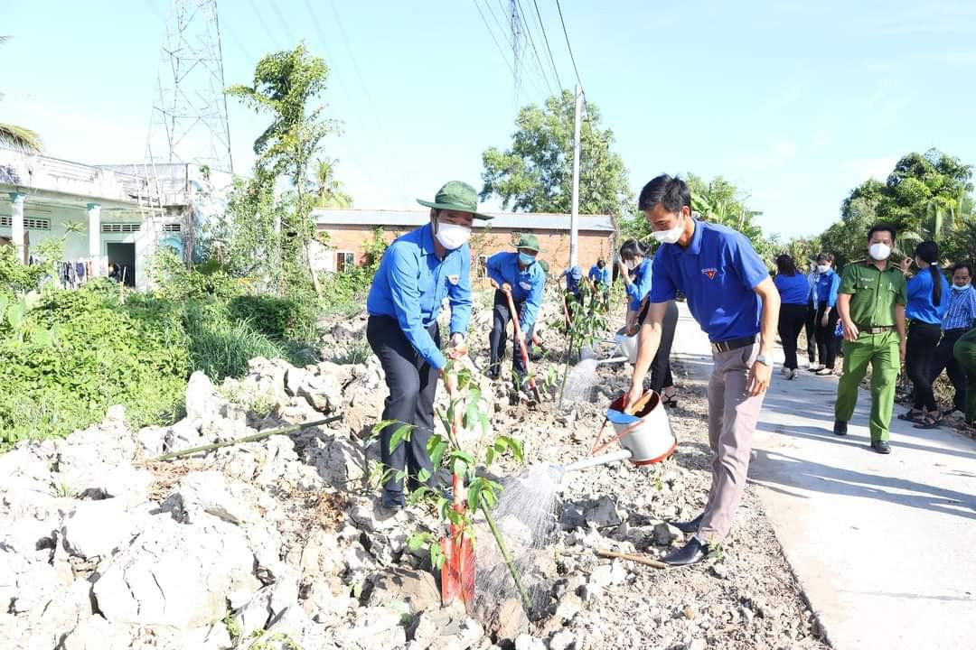 ĐVTN trồng cây xanh Lãnh đạo Tỉnh đoàn Hậu Giang tặng quà cho gia đình chính sách. - Ảnh: TĐ HG