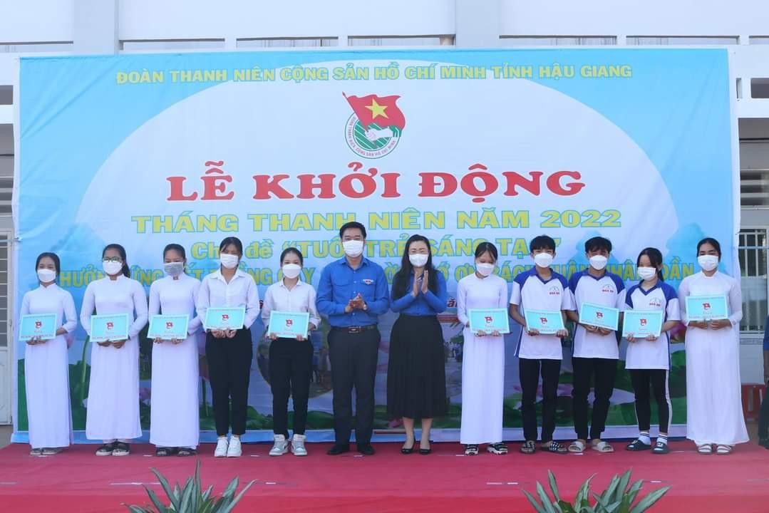 Lãnh đạo tỉnh Hậu Giang tặng học bổng cho học sinh