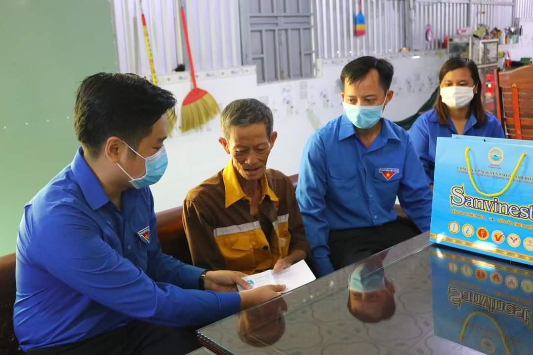 Lãnh đạo Tỉnh đoàn Hậu Giang tặng quà cho gia đình chính sách. - Ảnh: TĐ HG