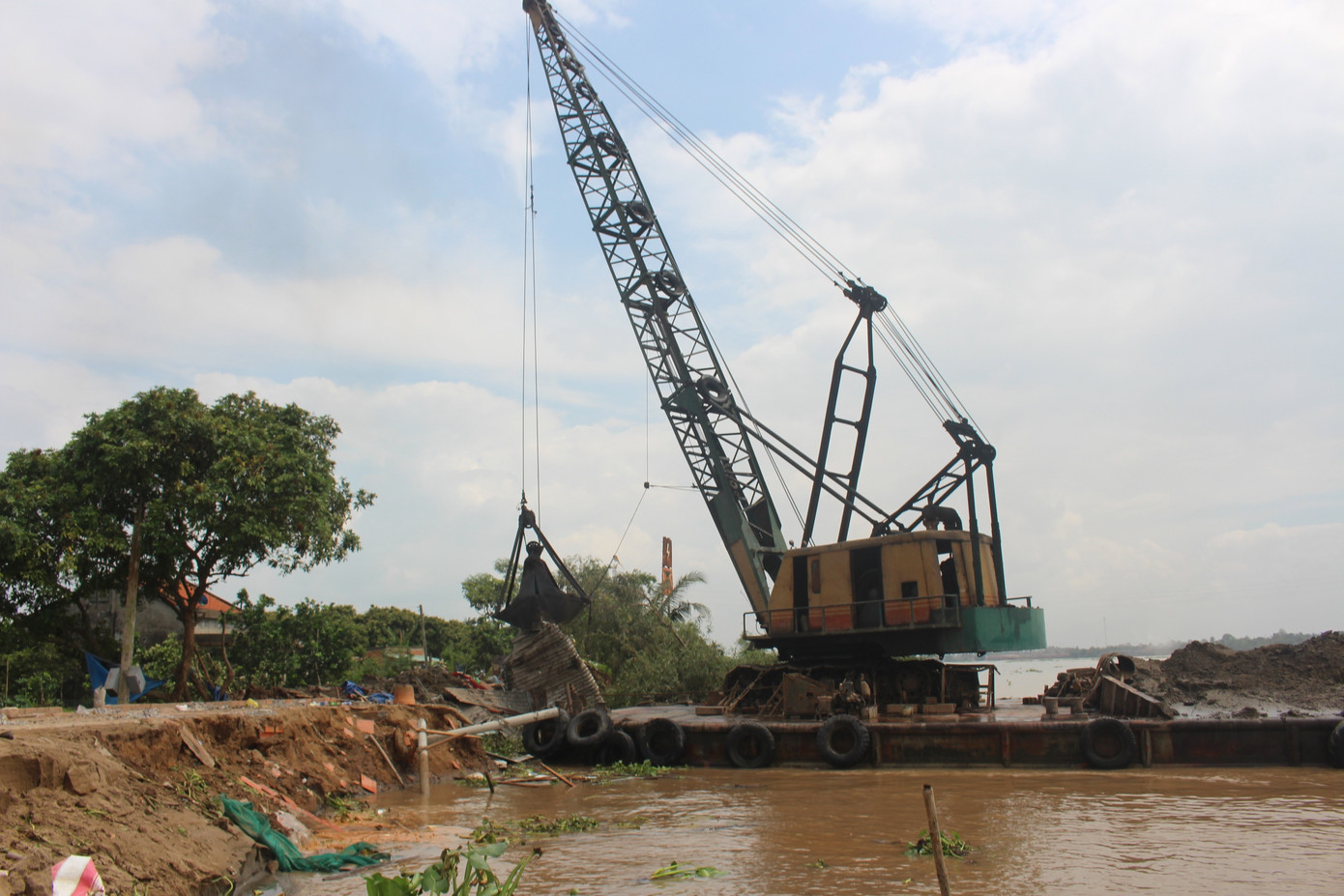Sạt lở bờ sông trên địa bàn tỉnh Bến Tre. Sạt lở bờ sông trên địa bàn tỉnh Bến Tre.