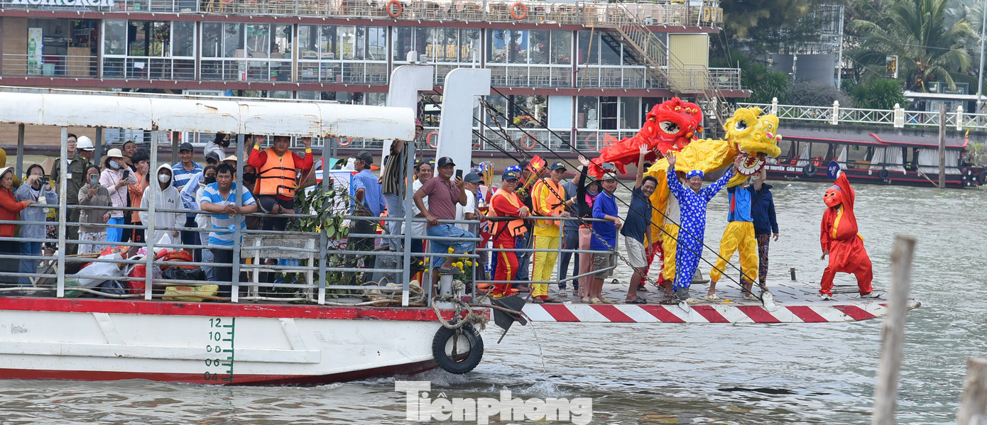 Đây là một trong những lễ hội mang đậm nét văn hóa miền Tây sông nước, thể hiện tinh thần gắn kết cộng đồng. Ảnh: Hòa Hội.